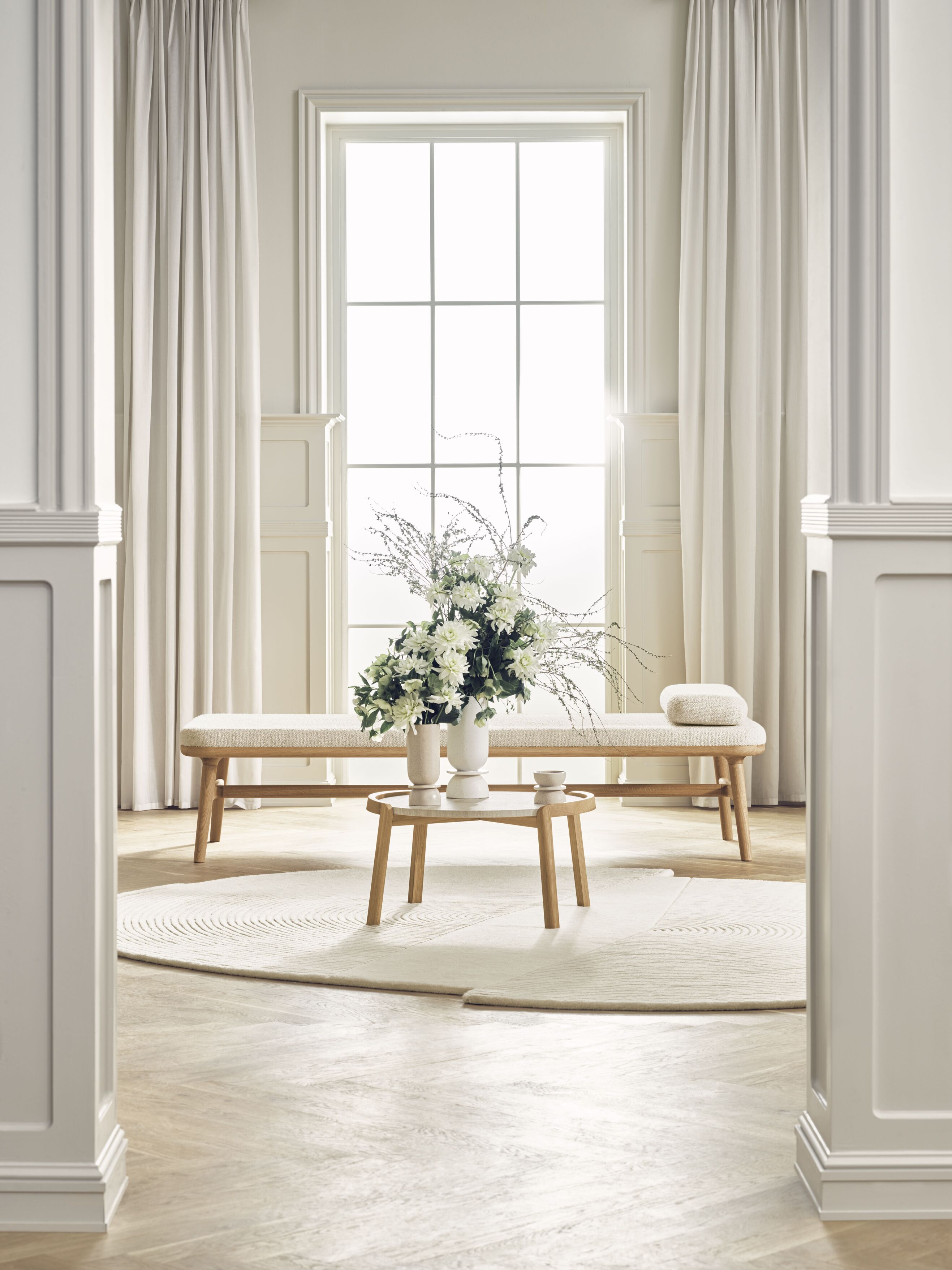 Gestoffeerde Szezlong FLOR met basis van gebleekt eikenhout