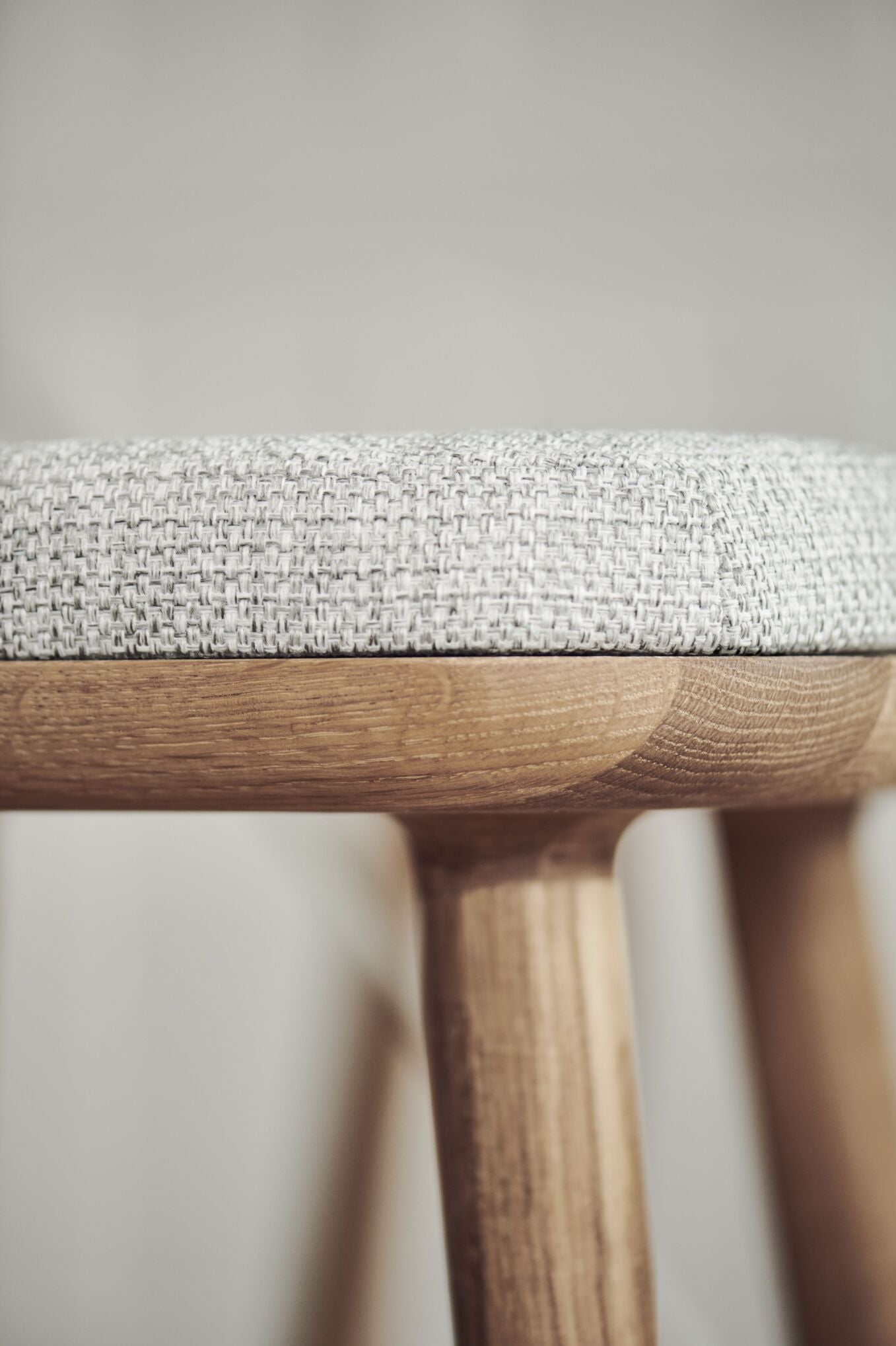 Gestoffeerde Szezlong FLOR met eikenhouten basis