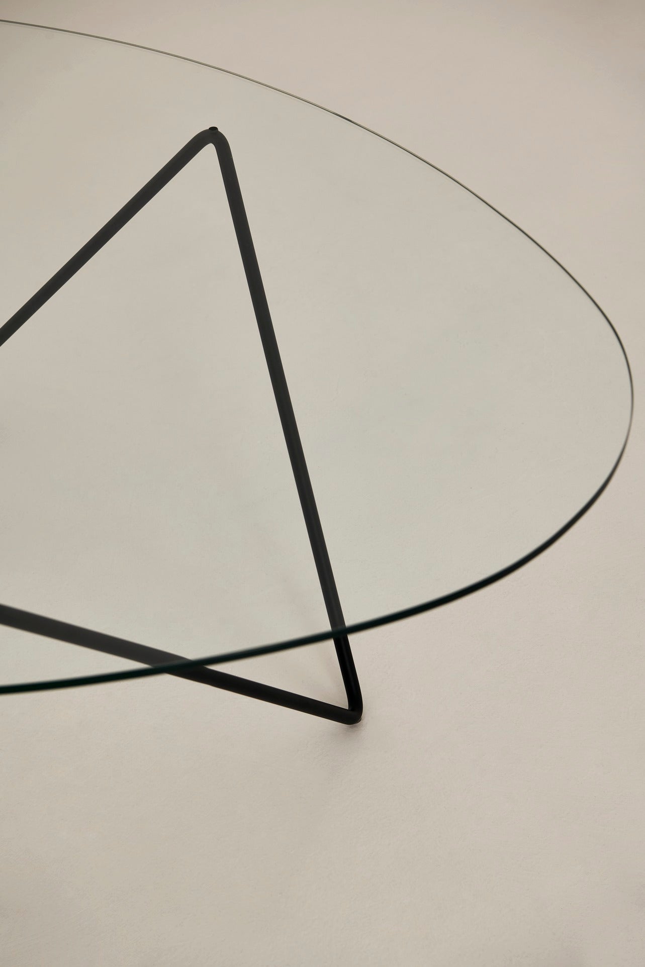 Kaffeetisch PEDRERA mit glattem Glas und schwarzem Gestell