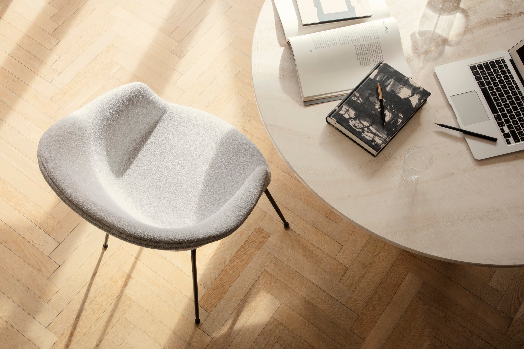 Gestoffeerde BAT stoel met zwarte metalen basis