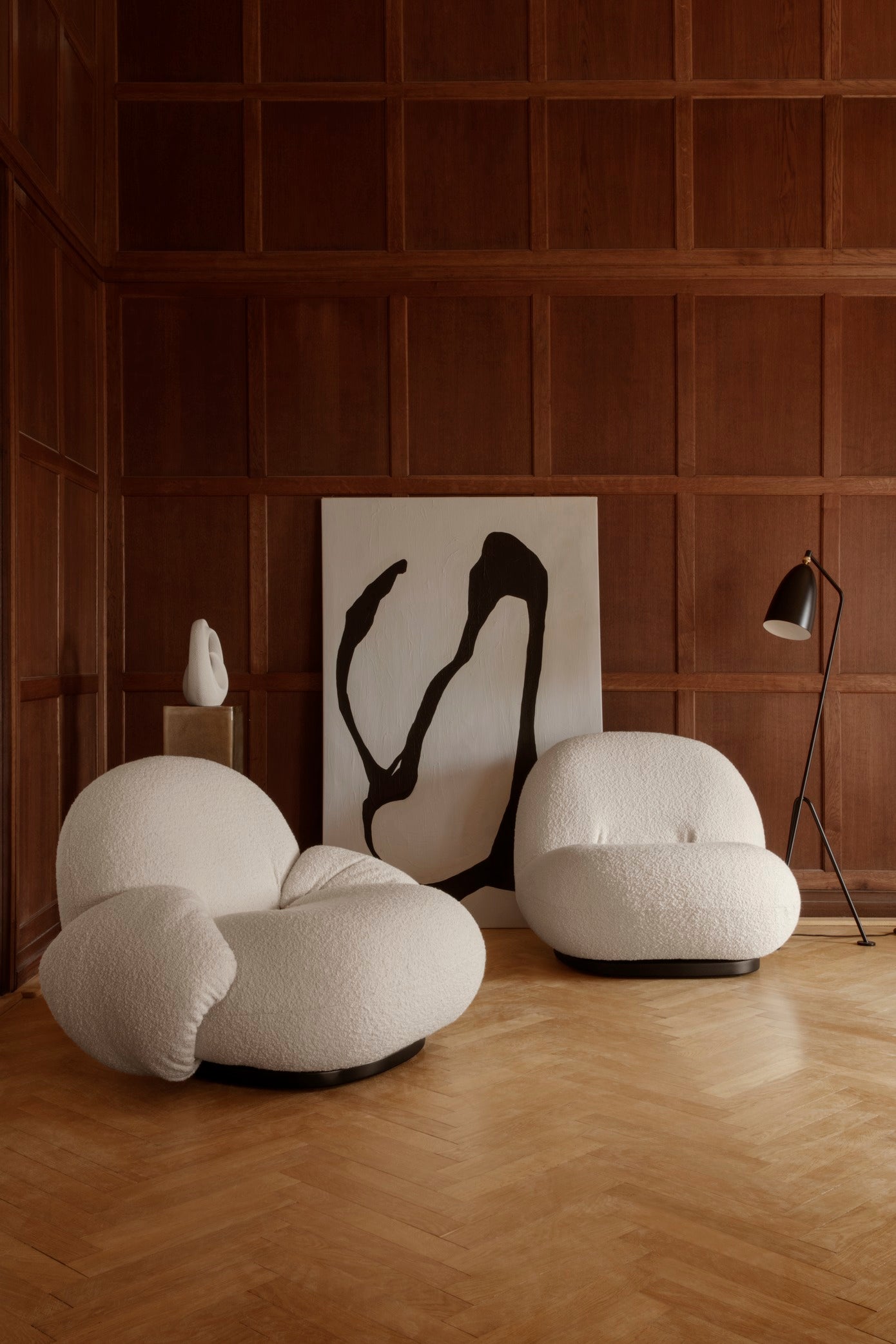 Fauteuil met armleuningen PACHA gestoffeerd met een gouden basis