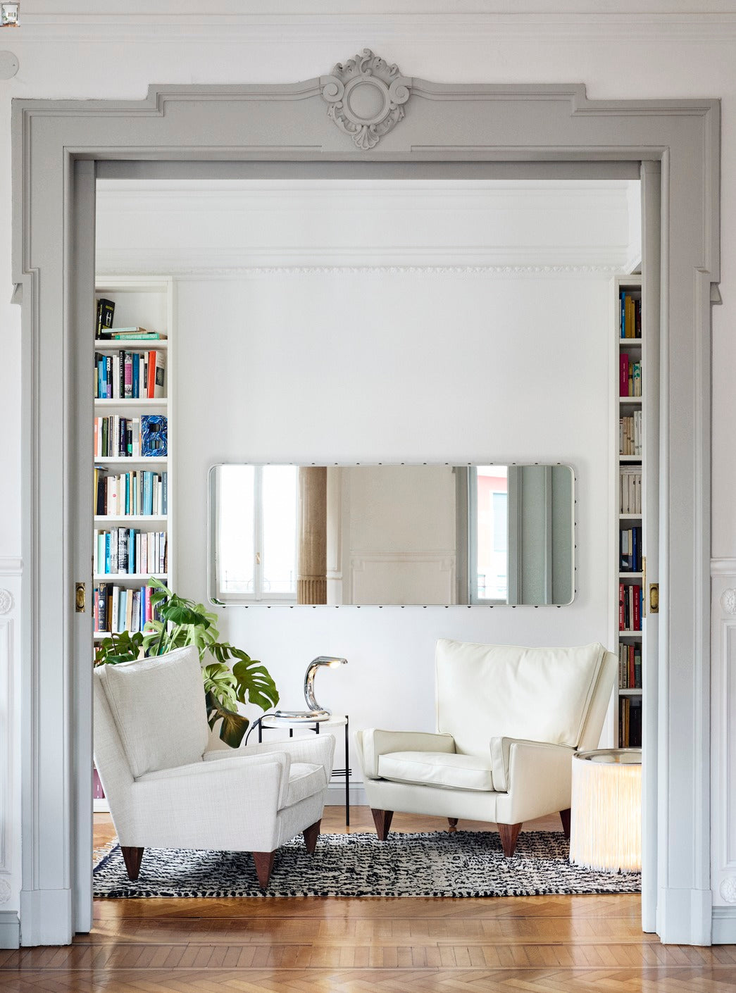 Fauteuil V11 gestoffeerd met een notenhouten basis