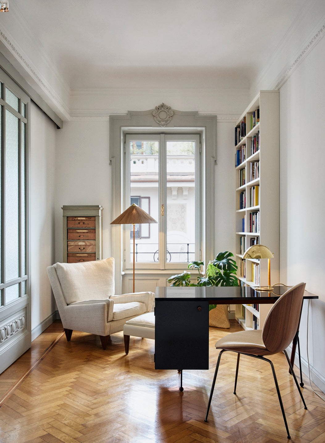 Beetle stoel, gestoffeerd met notenhout en een messing basis