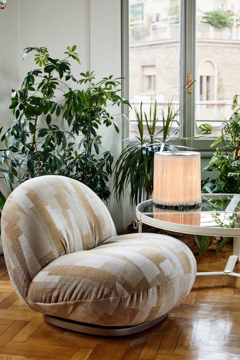 Gestoffeerde PACHA fauteuil met zwarte basis