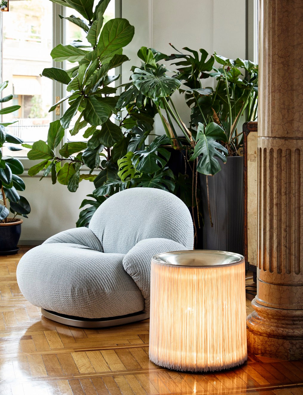 Fauteuil met armleuningen PACHA gestoffeerd met een gouden basis