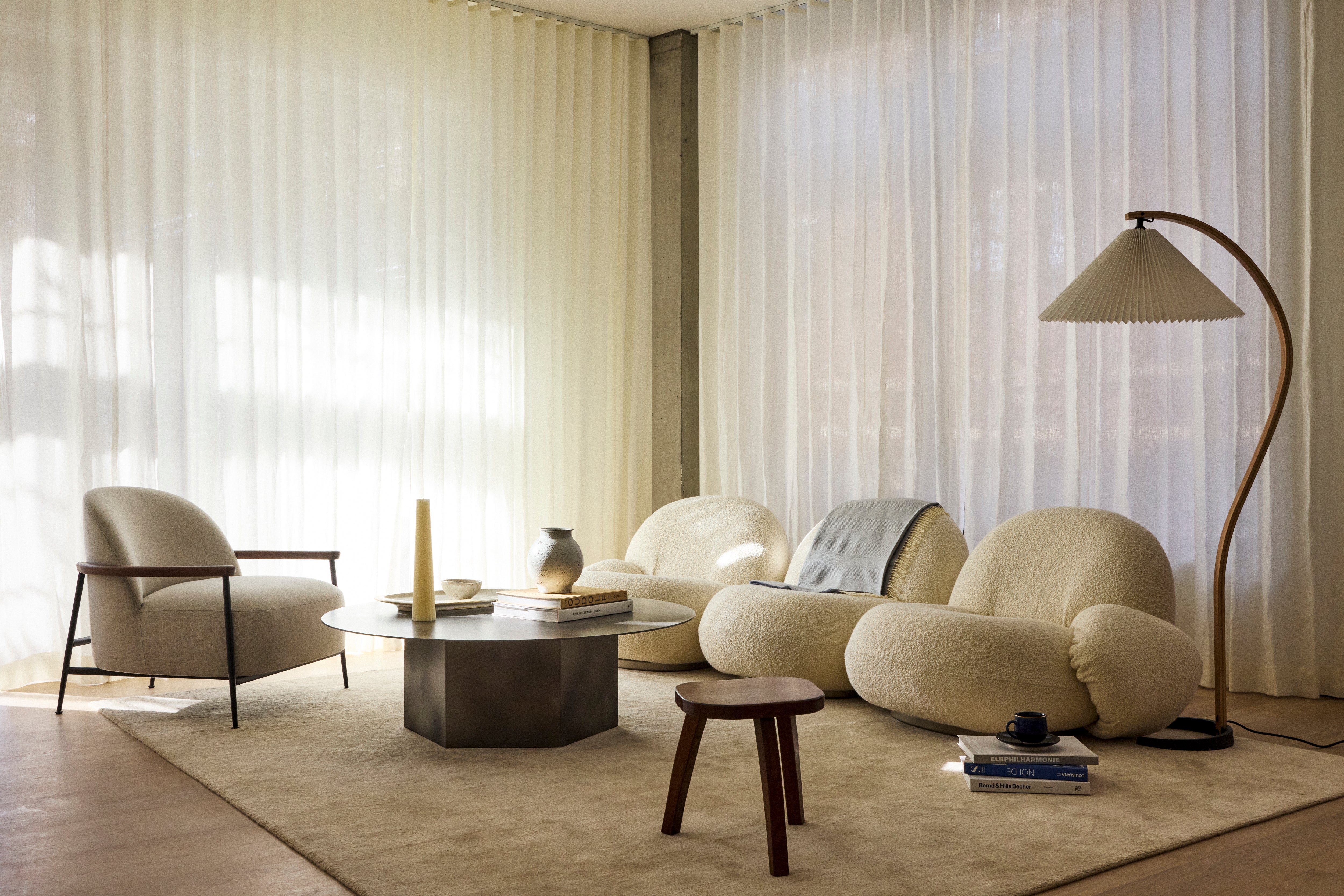 GUBI Teppich in Beige mit langem Flor