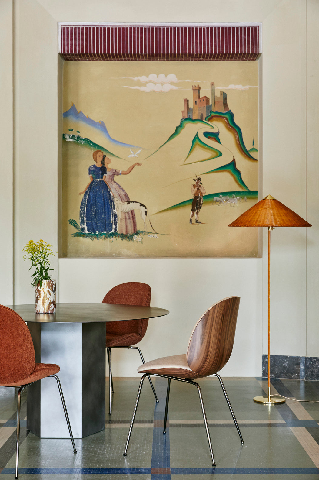 Beetle stoel, gestoffeerd met notenhout en een messing basis