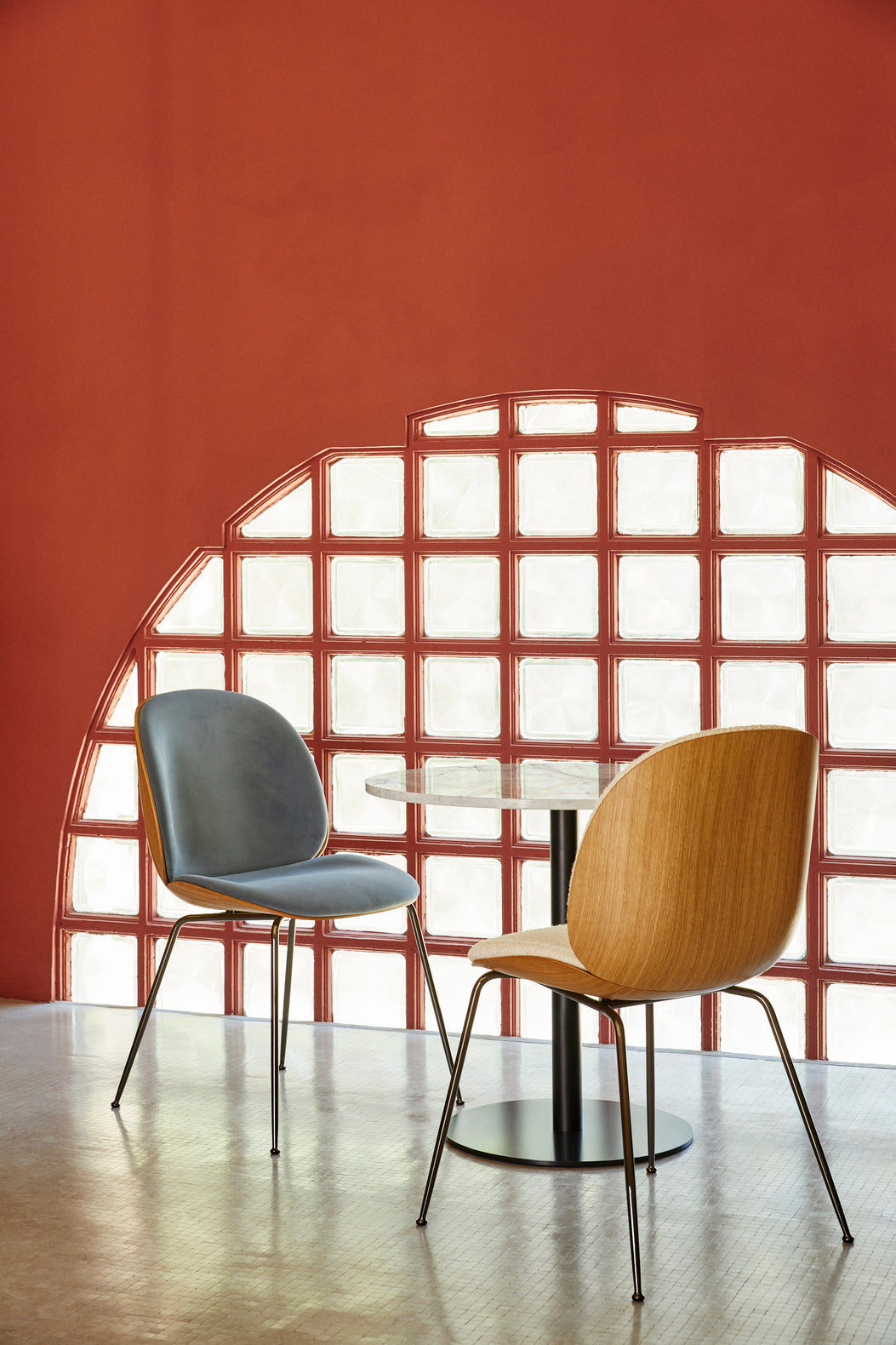 Beetle stoel, gestoffeerd met notenhout en een messing basis