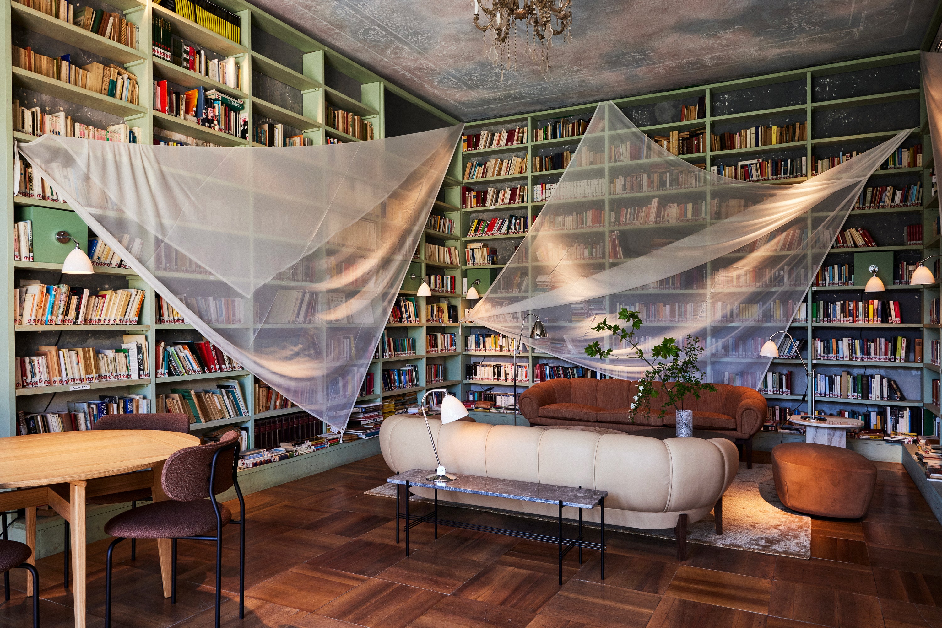 Sofa 3-zits CROISSANT gestoffeerd met eiken basis