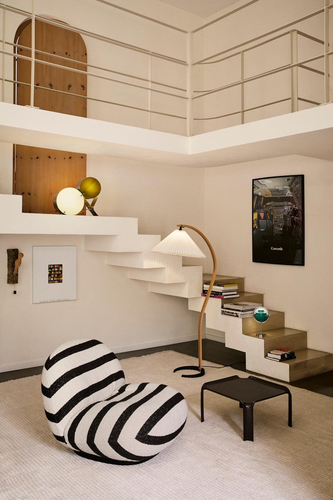 Stehlampe zum Lesen TIMBERLINE Eichenholz mit weißem Schirm