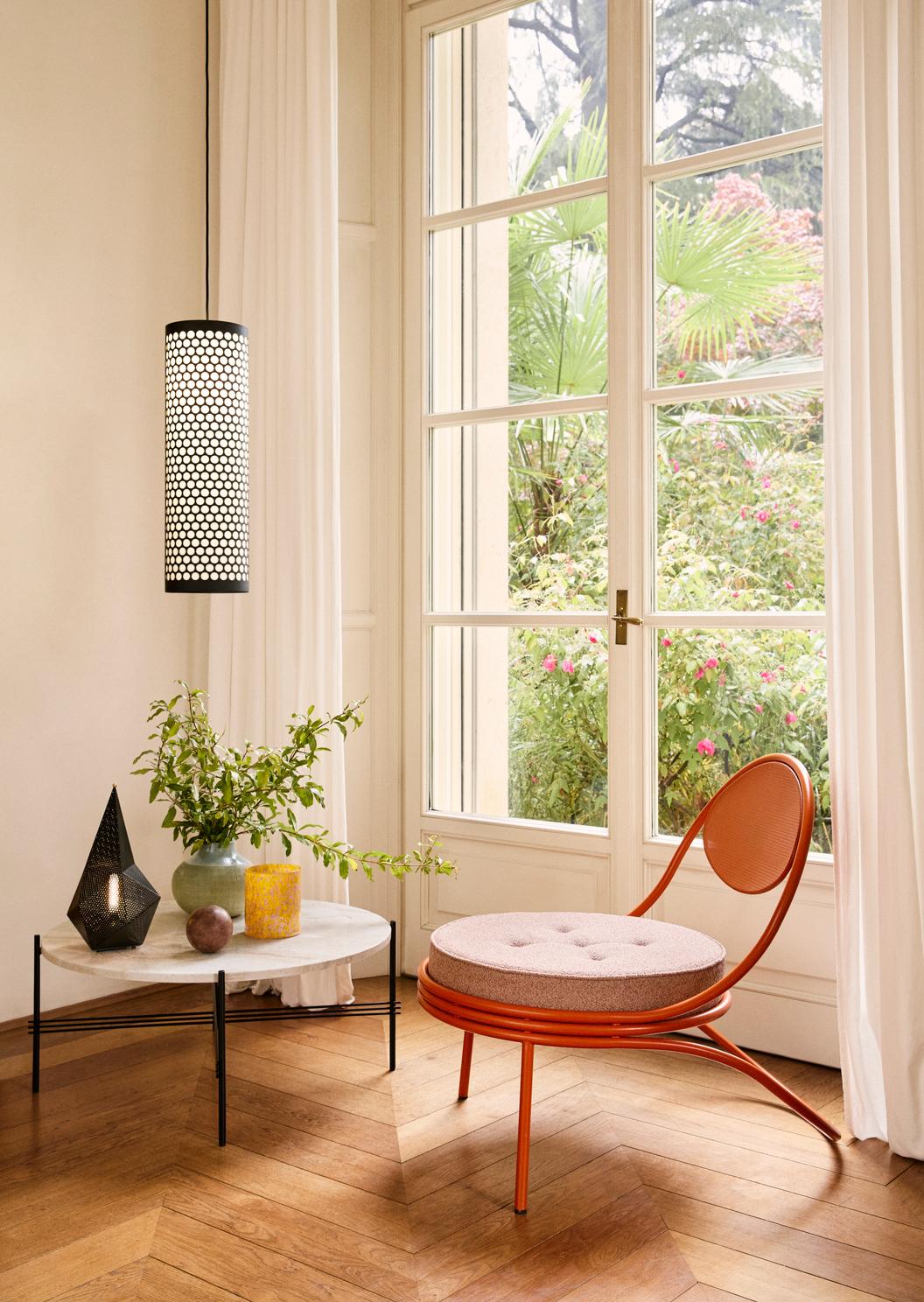 Runder Couchtisch TS aus sandfarbenem Travertin mit schwarzem Gestell