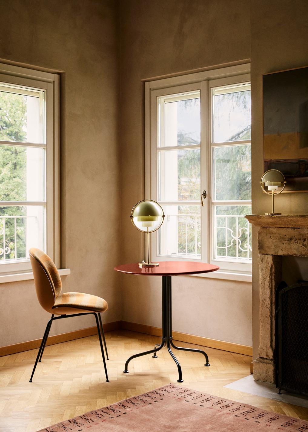 Gestoffeerde BEETLE stoel met een messing basis