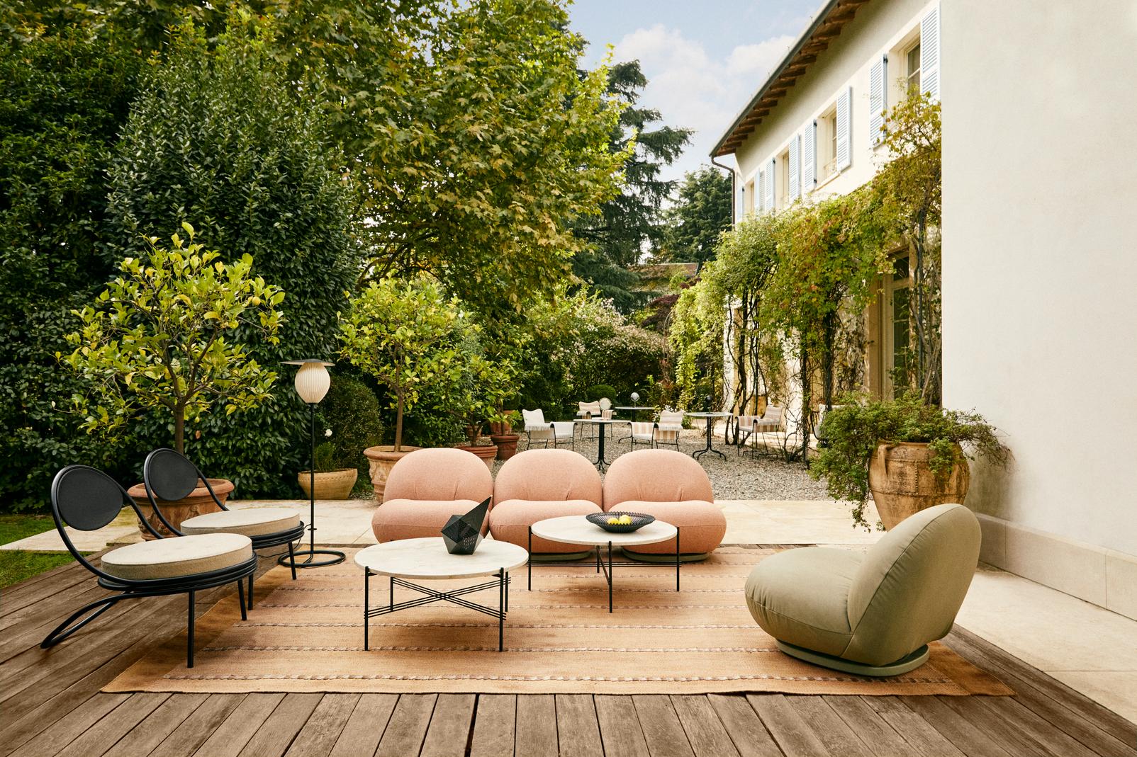 Runder Couchtisch TS aus sandfarbenem Travertin mit schwarzem Gestell