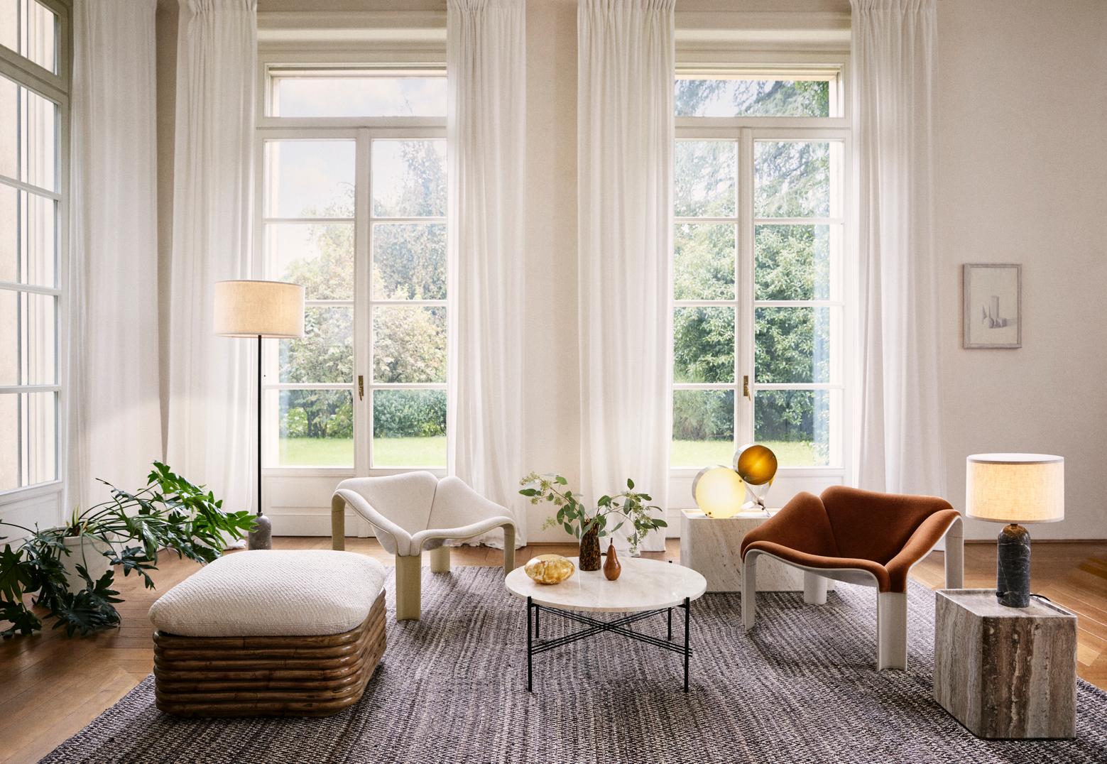 Runder Couchtisch TS aus sandfarbenem Travertin mit schwarzem Gestell