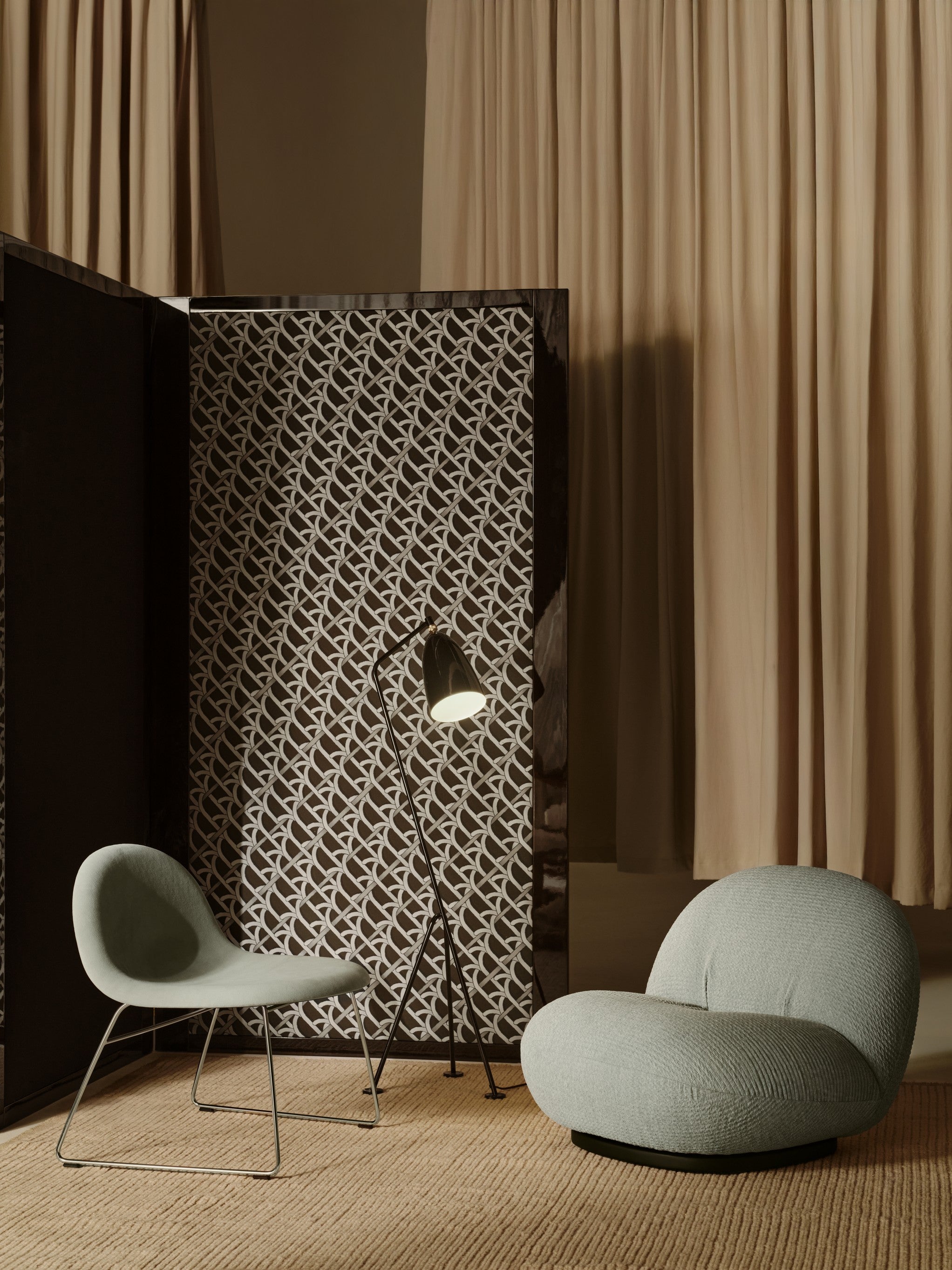 Gestoffeerde PACHA fauteuil met zwarte basis