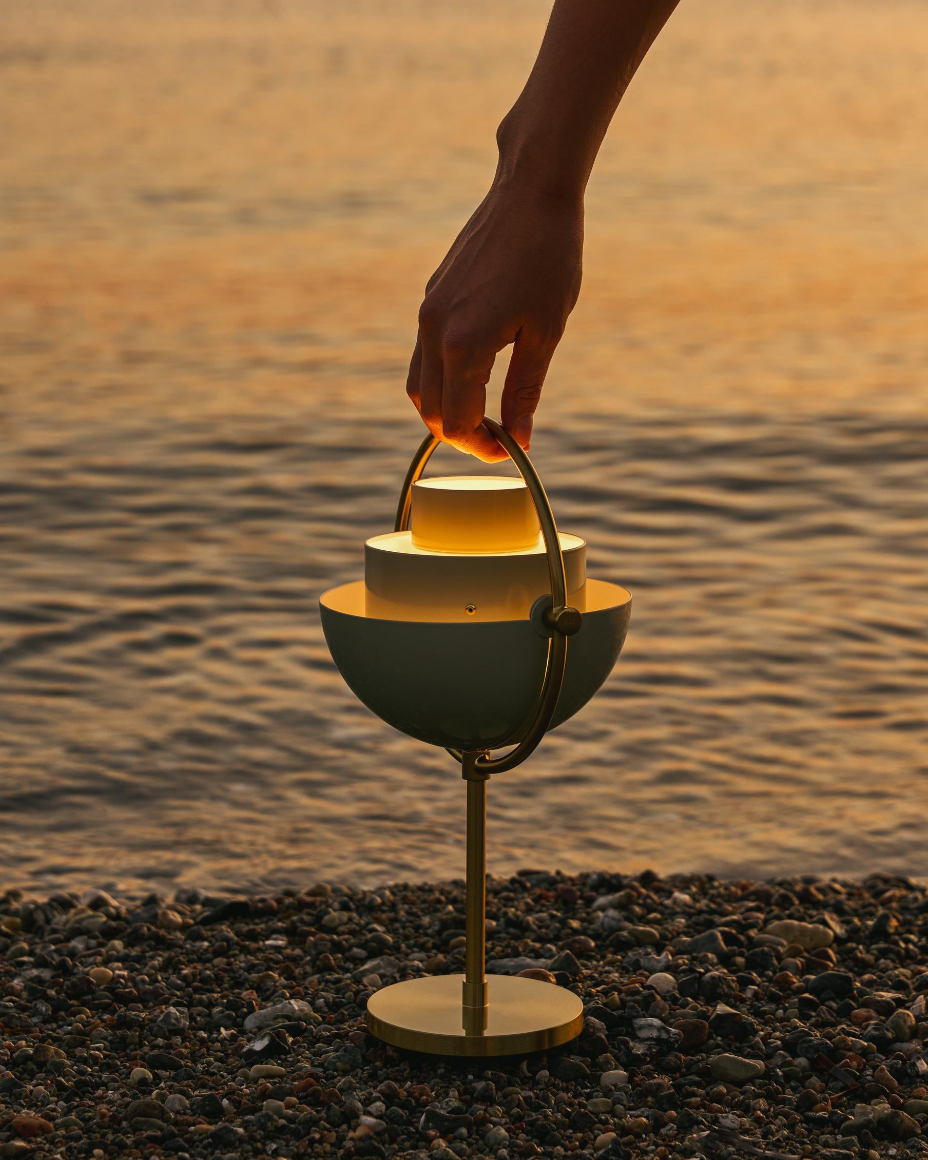 Tragbare Lampe MULTI-LITE grün mit verchromtem Fuß