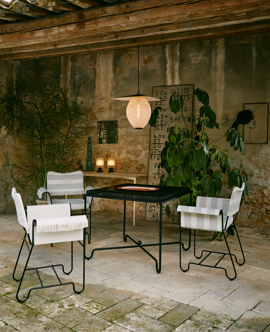 TROPIQUE Gartenstuhl beige und weiß mit weißem Stahlgestell