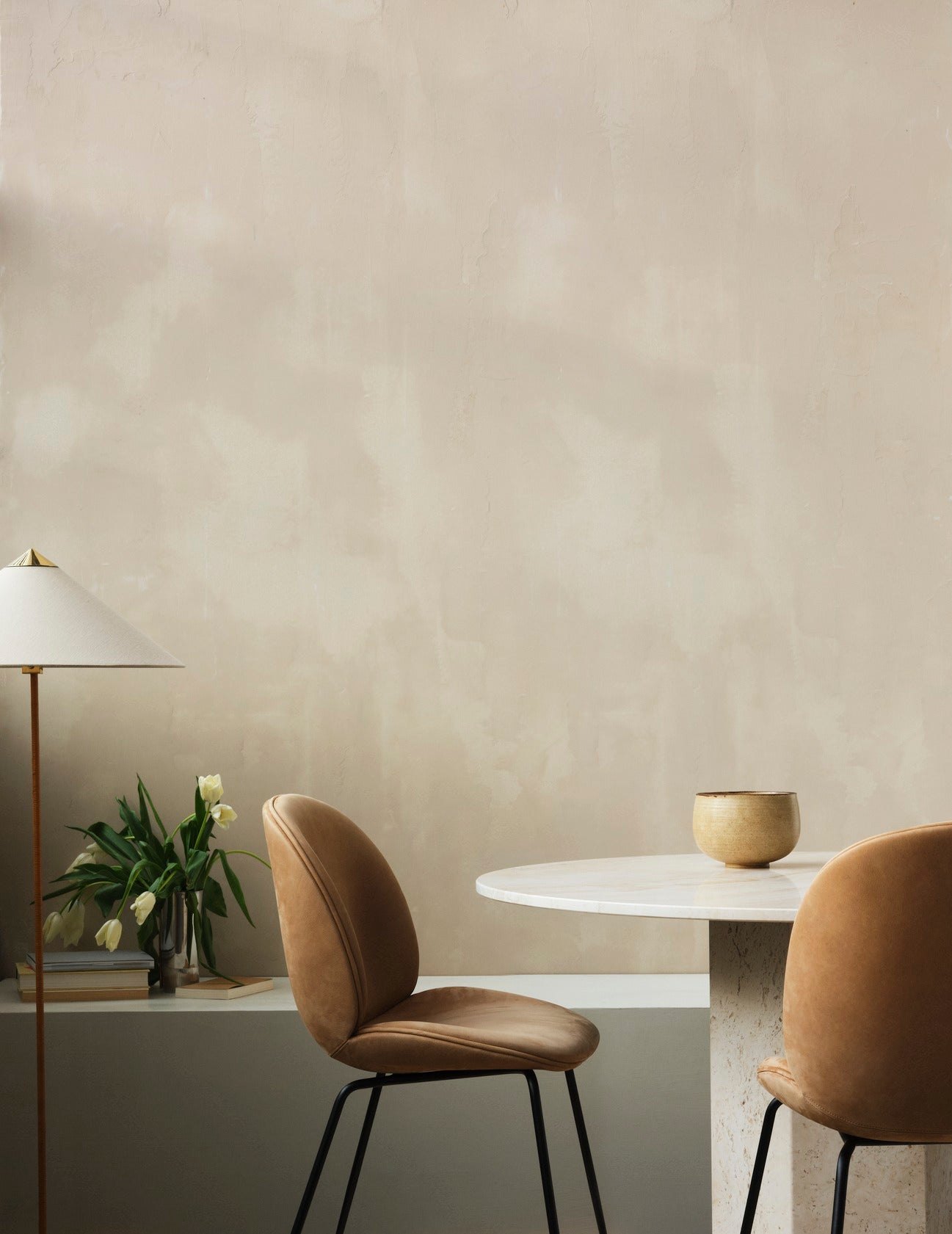 Gestoffeerde BEETLE stoel met een messing basis