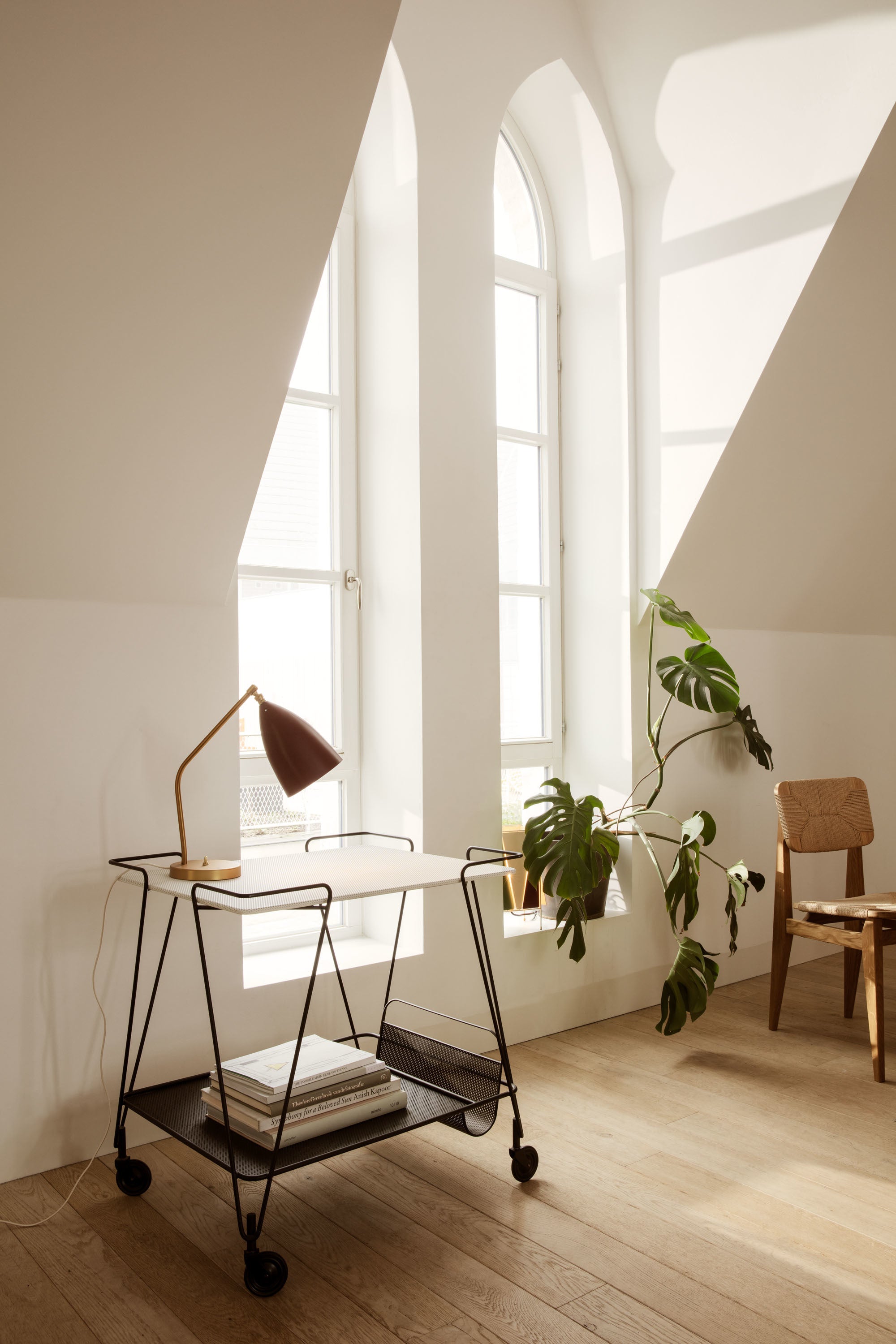 Tafellamp GRÄSHOPPA grijze kap met gouden voet