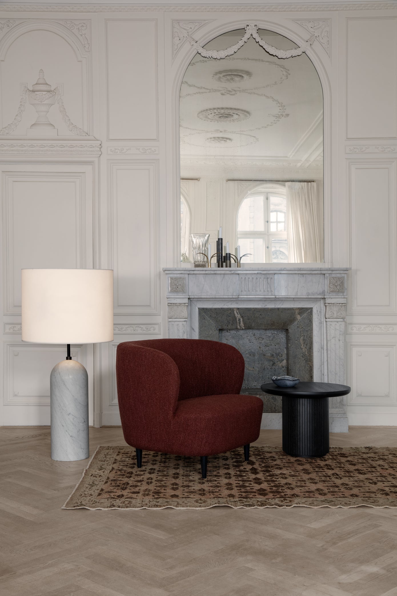 Der gepolsterte Sessel STAY mit Nussbaumfuß