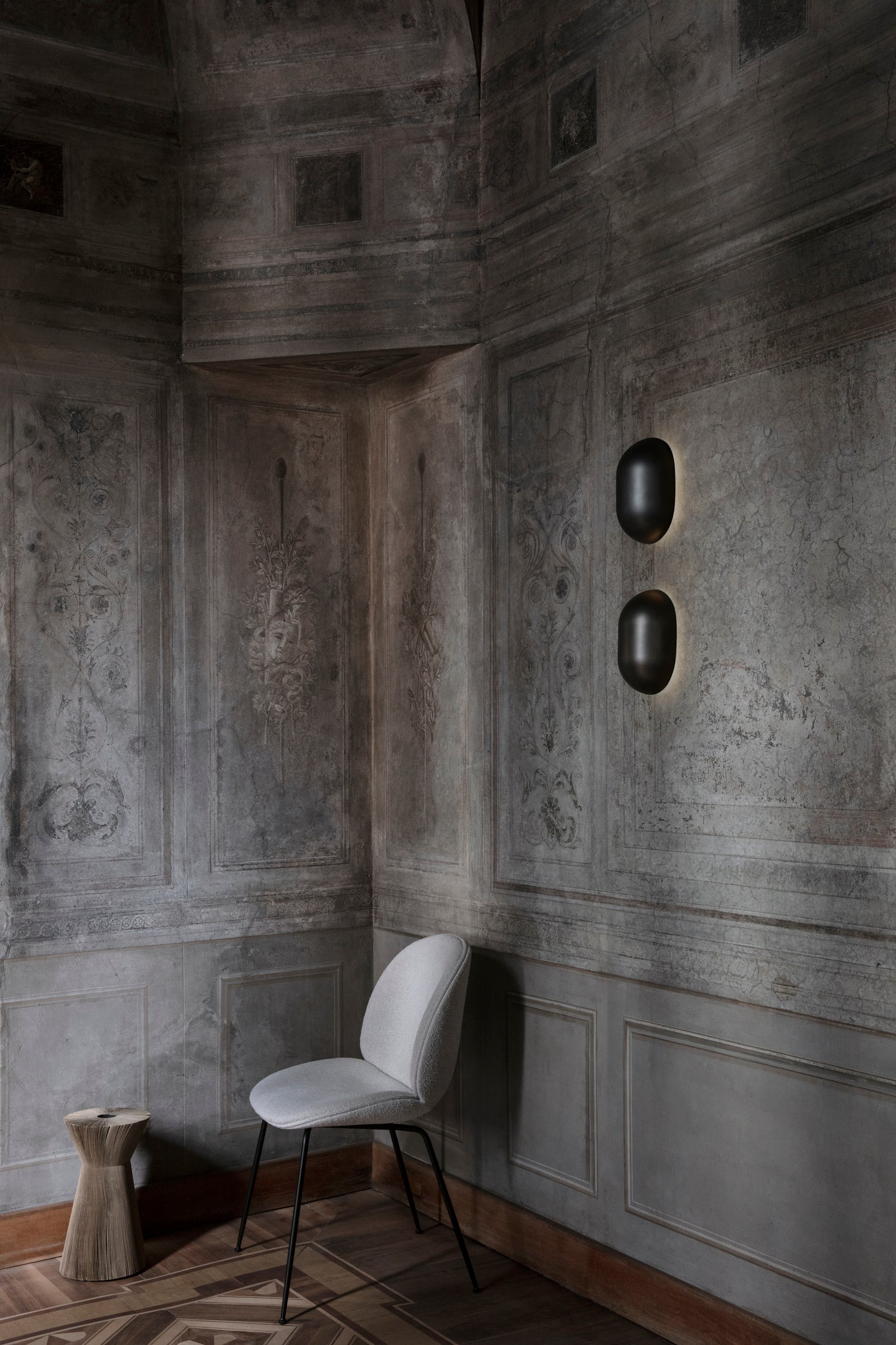 Gestoffeerde BEETLE stoel met een messing basis