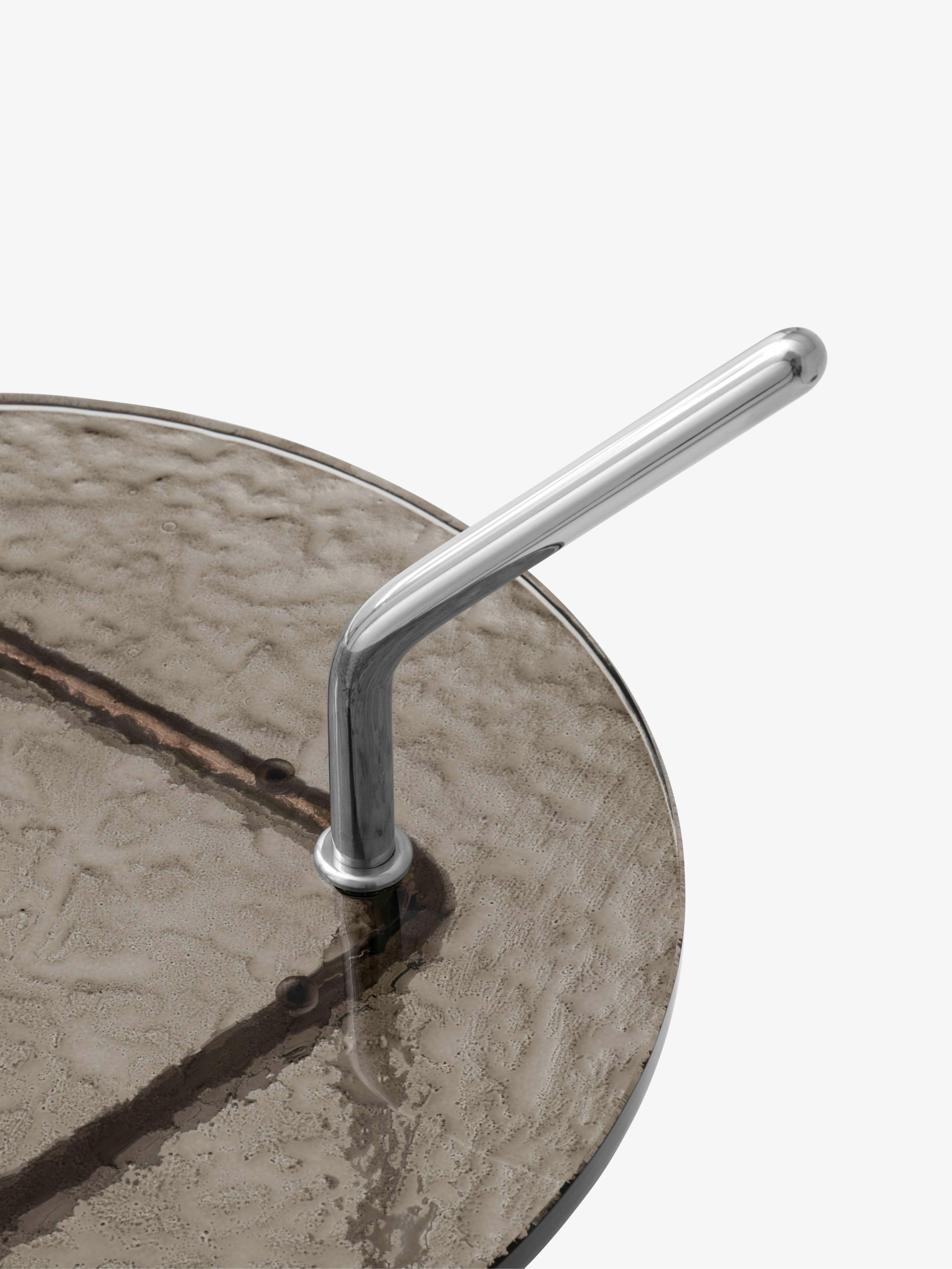 Bijzettafel HALTEN SH9 met een rookglazen blad en een verchroomde basis