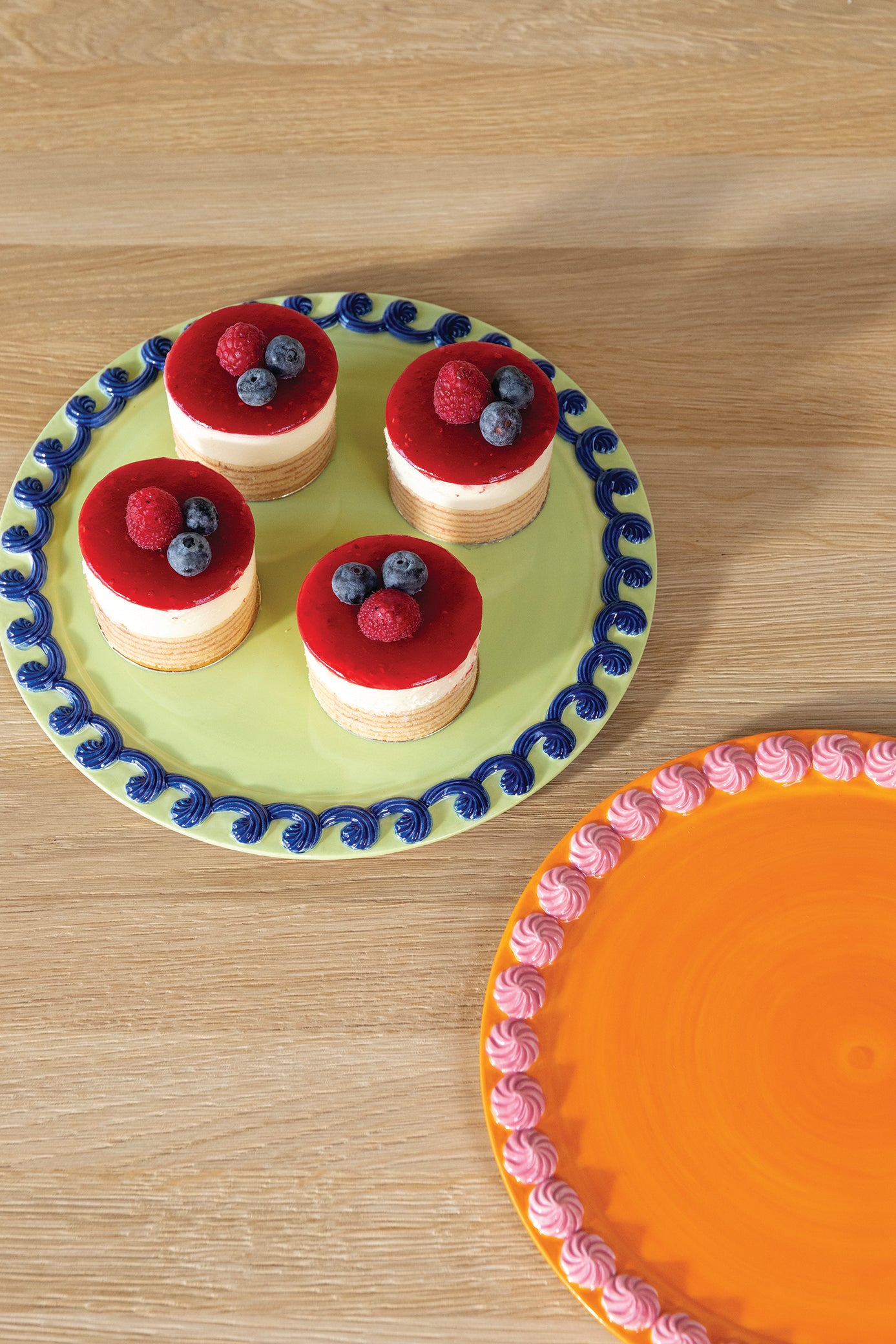Serving plate WHIP yellow with blue