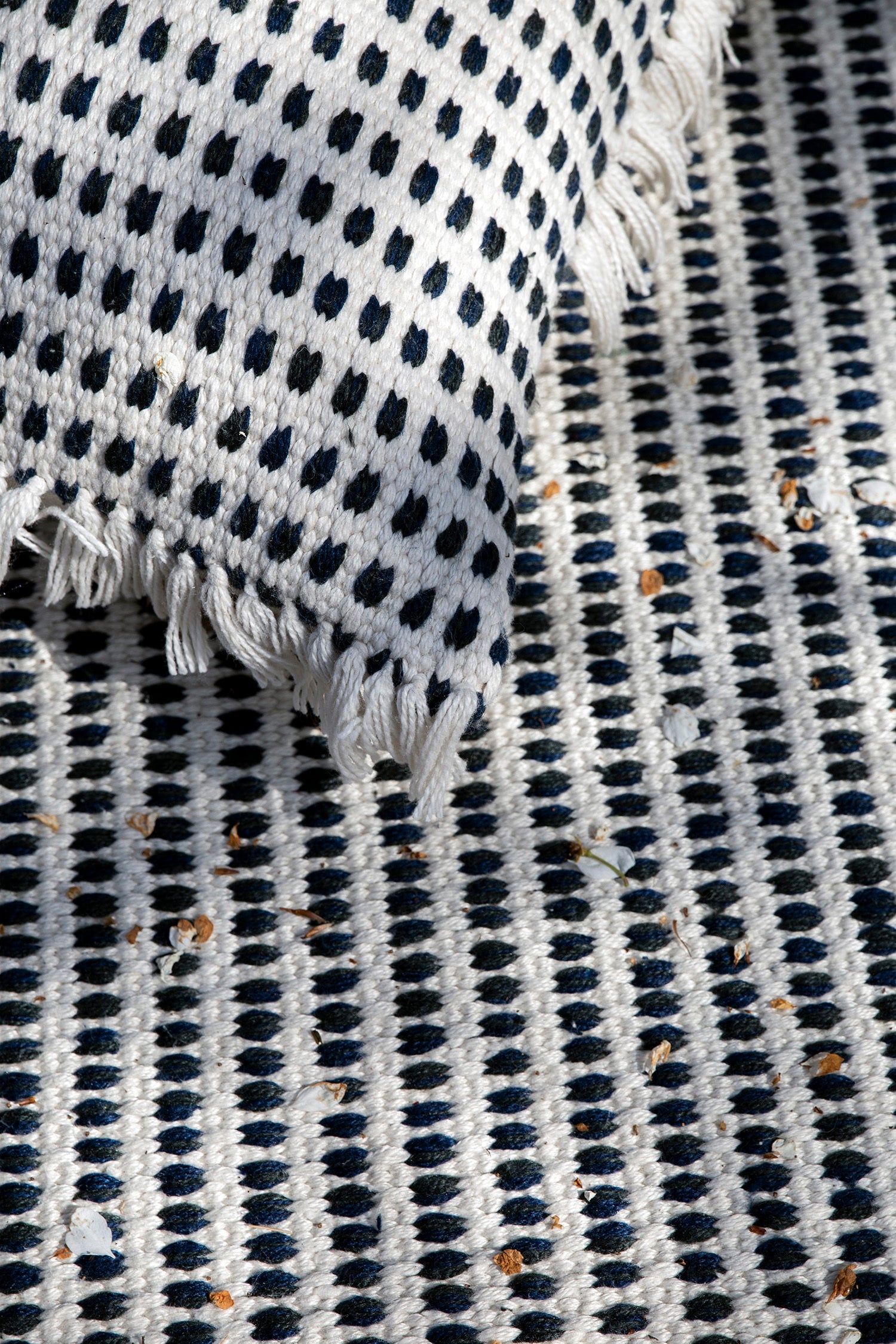 Decoratieve kussen WAY gebroken wit met blauwe stippen