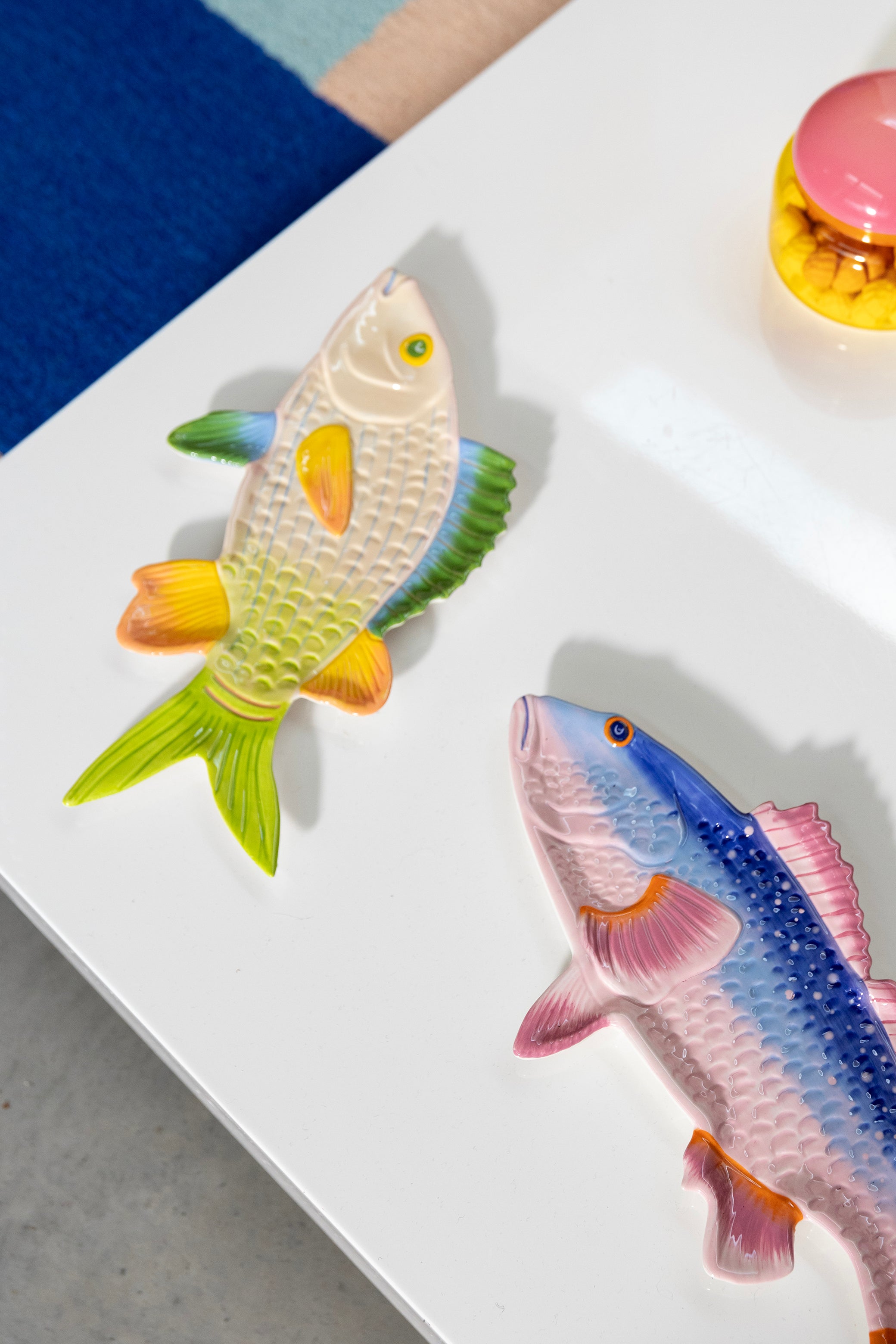 Talerz FISH PERCH różowy z niebieskim, marka &k Amsterdam