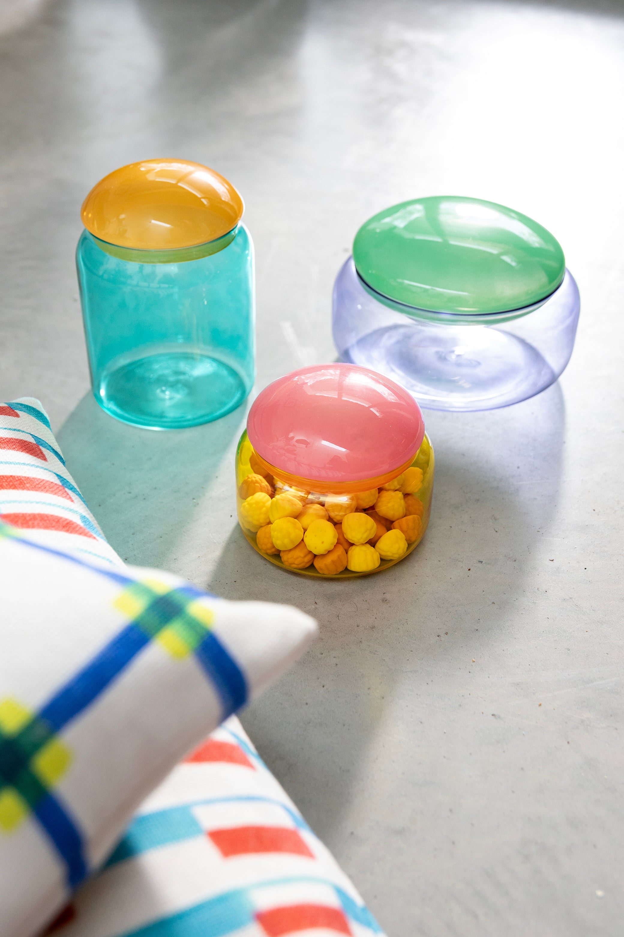 Glasbehälter PUFFY lila mit grünem Deckel