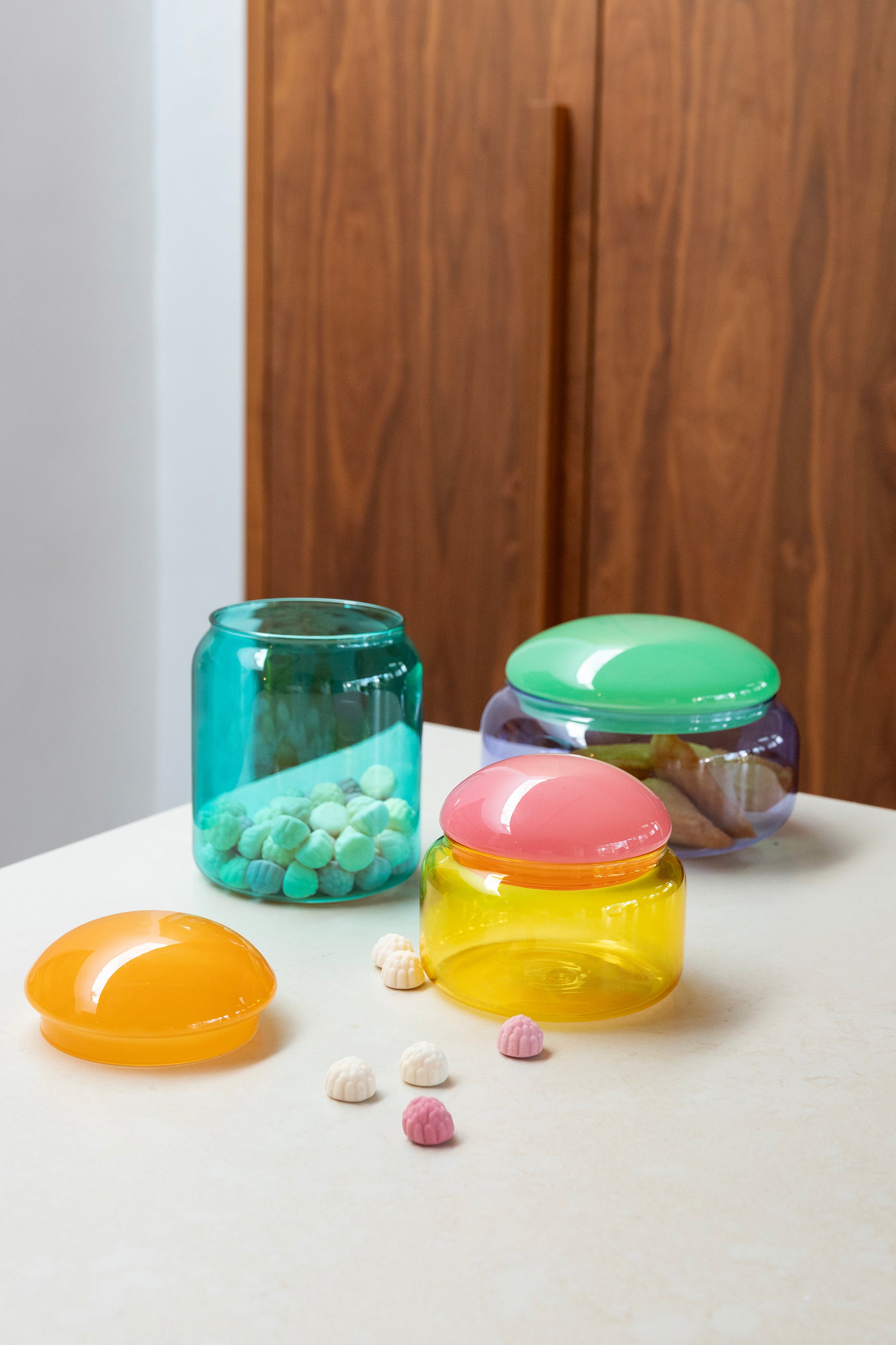 Glasbehälter PUFFY lila mit grünem Deckel