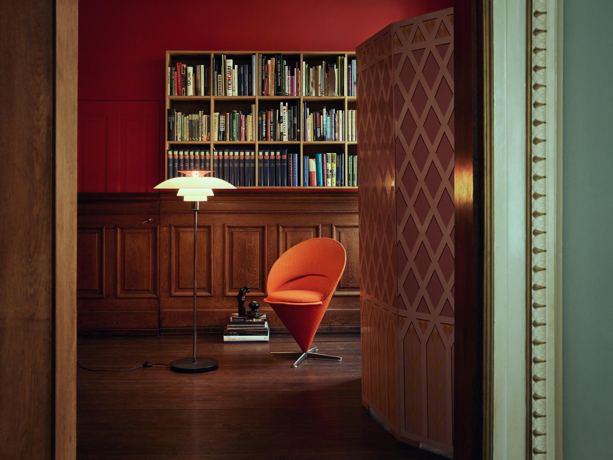 Vloerlamp PH 80 wit met verchroomde voet
