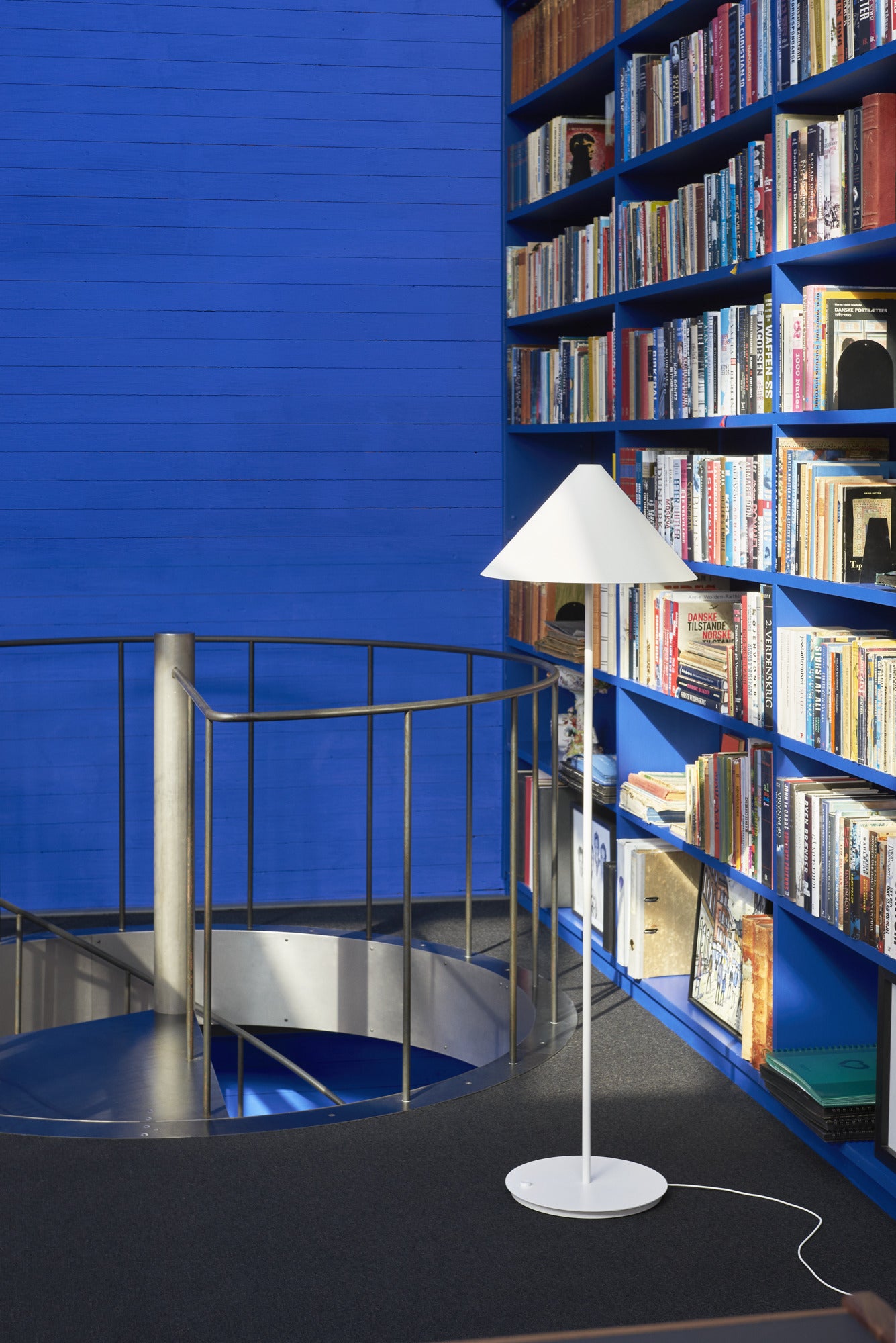 Vloerlamp KEGLEN wit