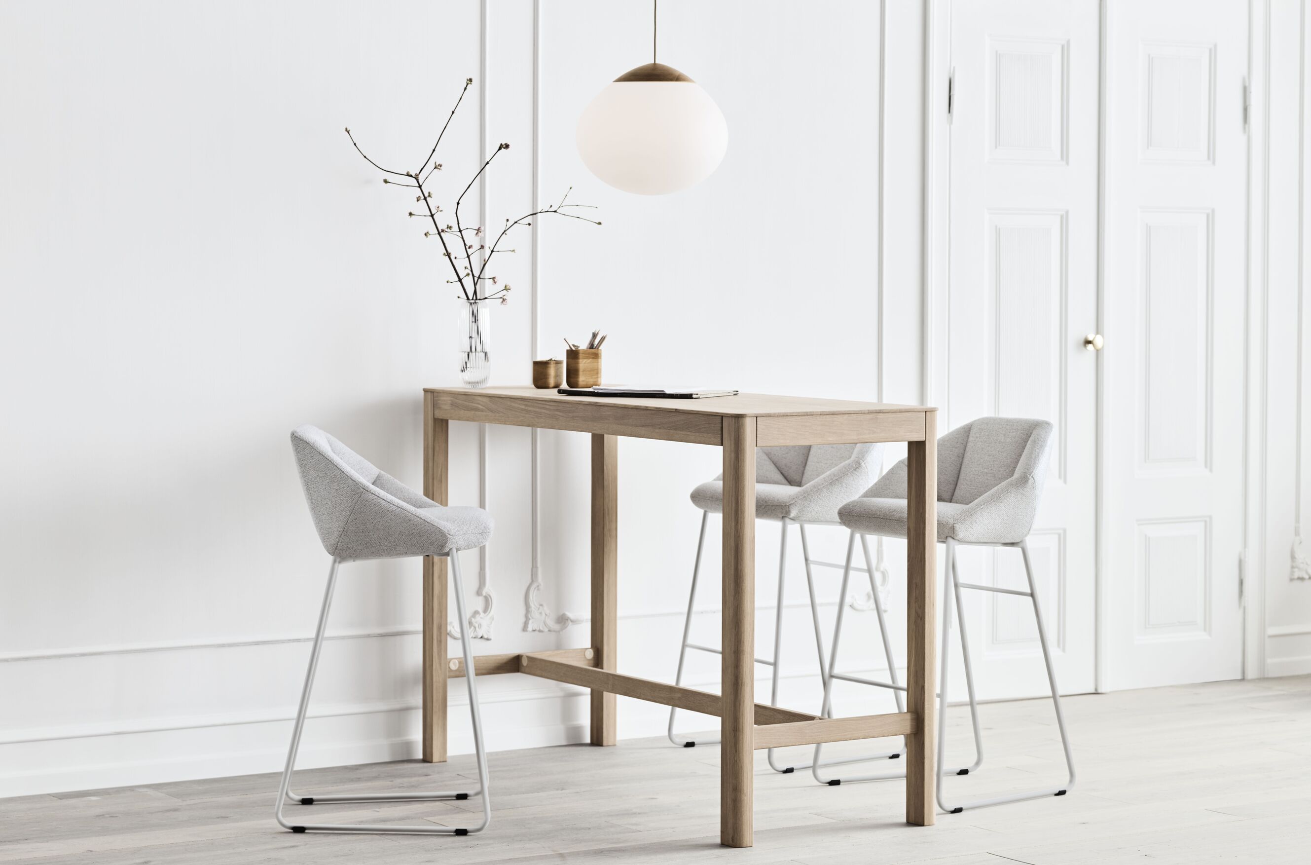 Barkruk KIMONO met een grijs gelakte stalen basis