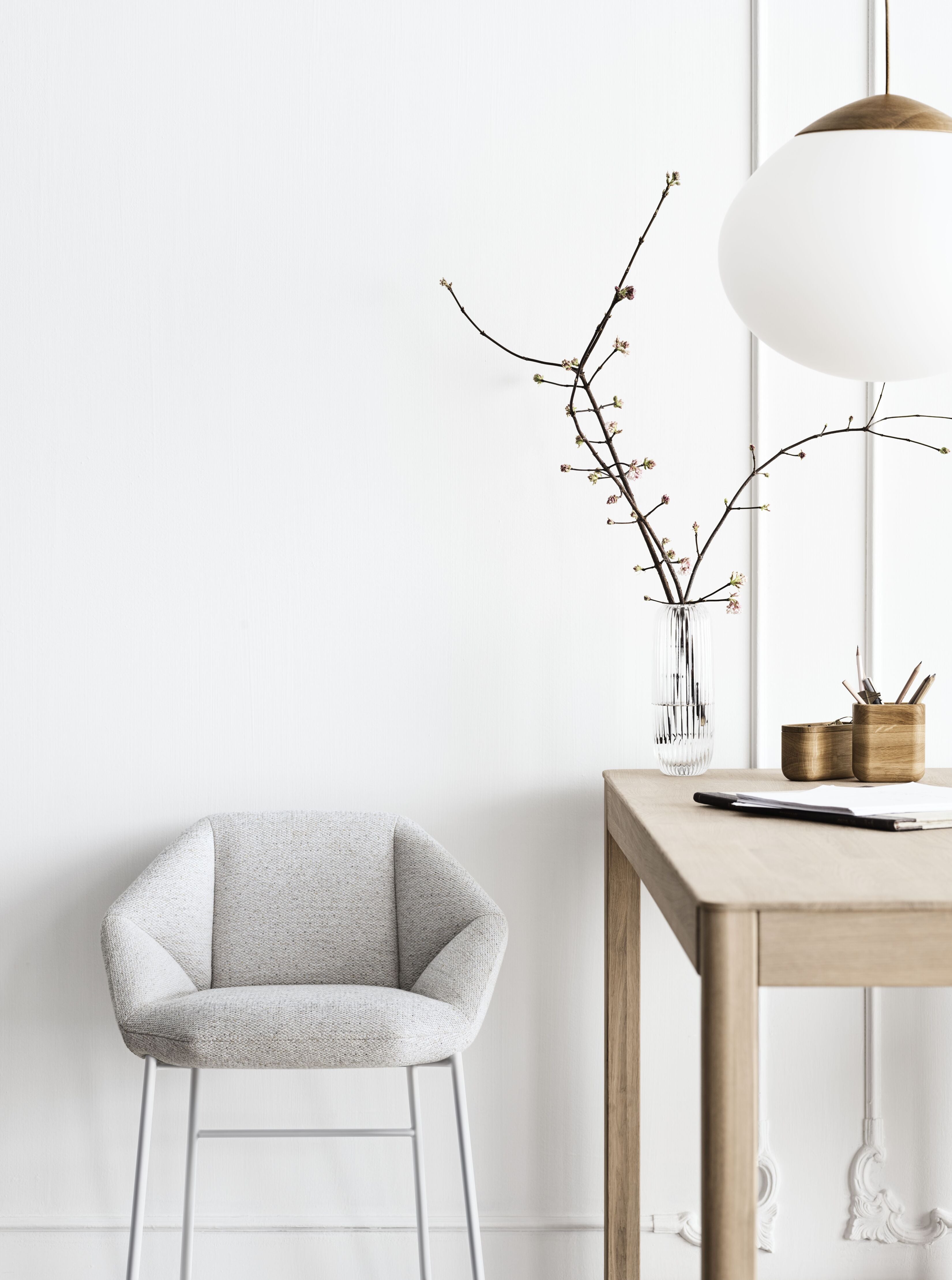 KIMONO stoel met een zwart gelakte stalen basis