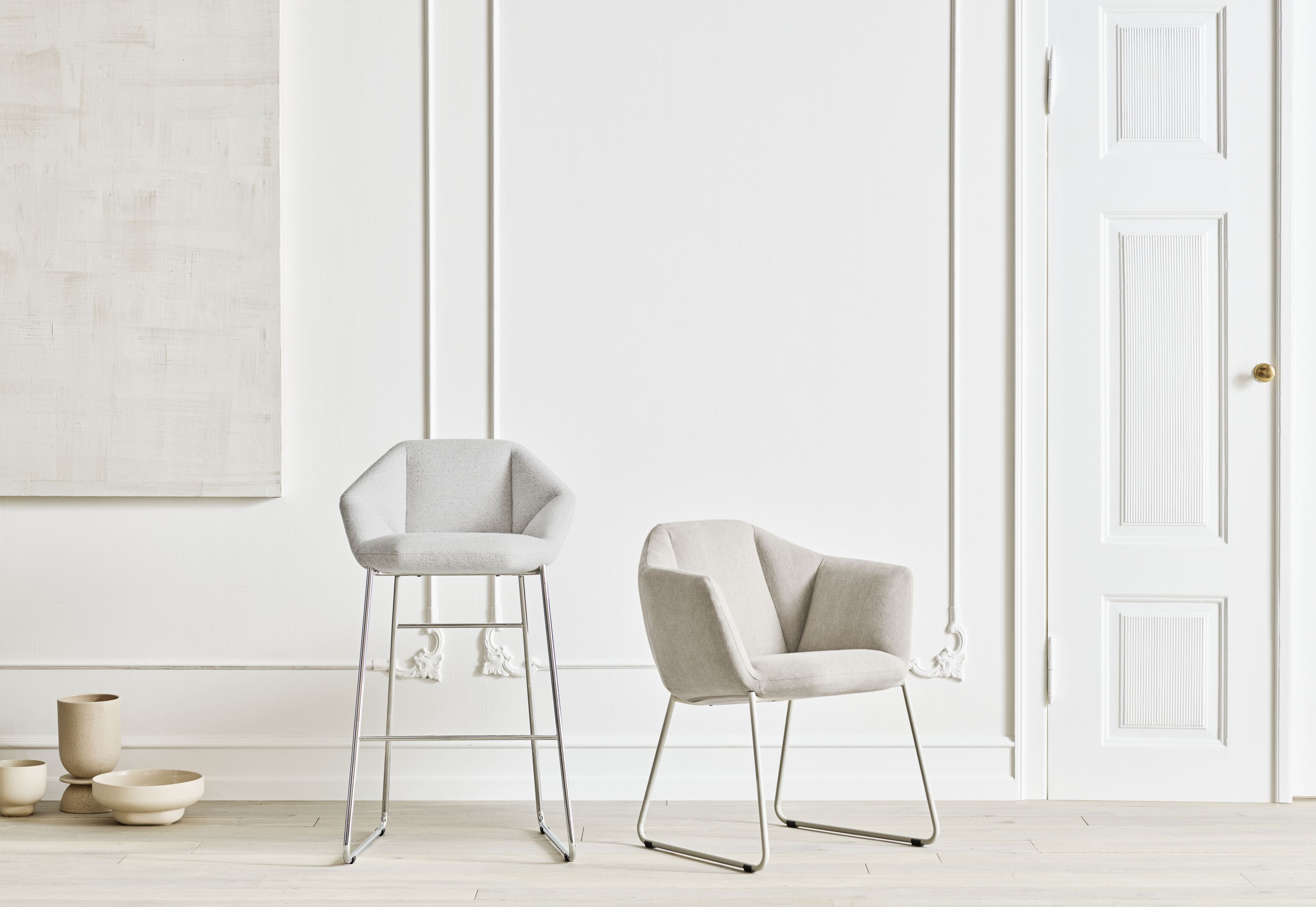 KIMONO stoel met een zwart gelakte stalen basis