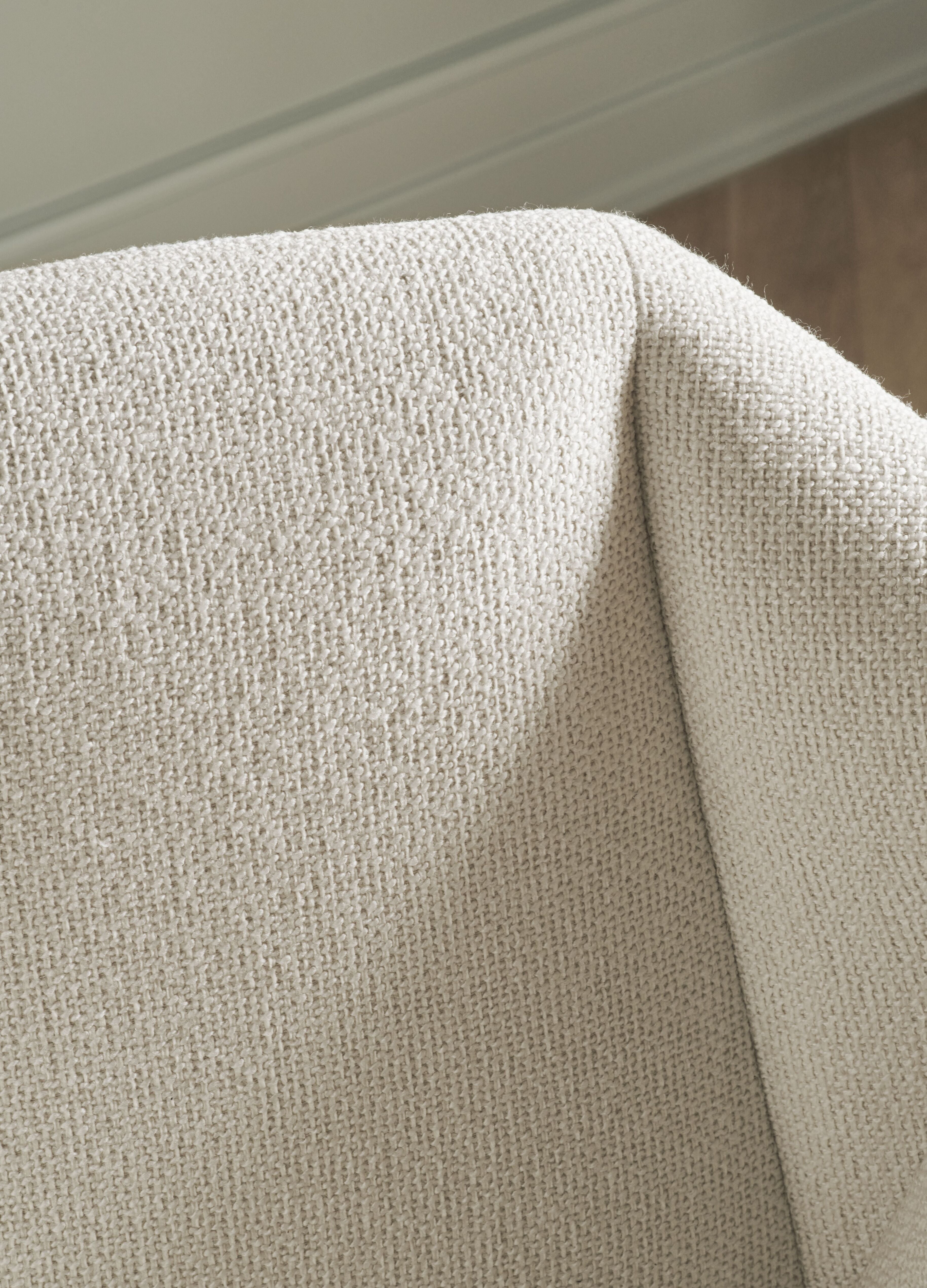 KIMONO stoel met een zwart gelakte stalen basis