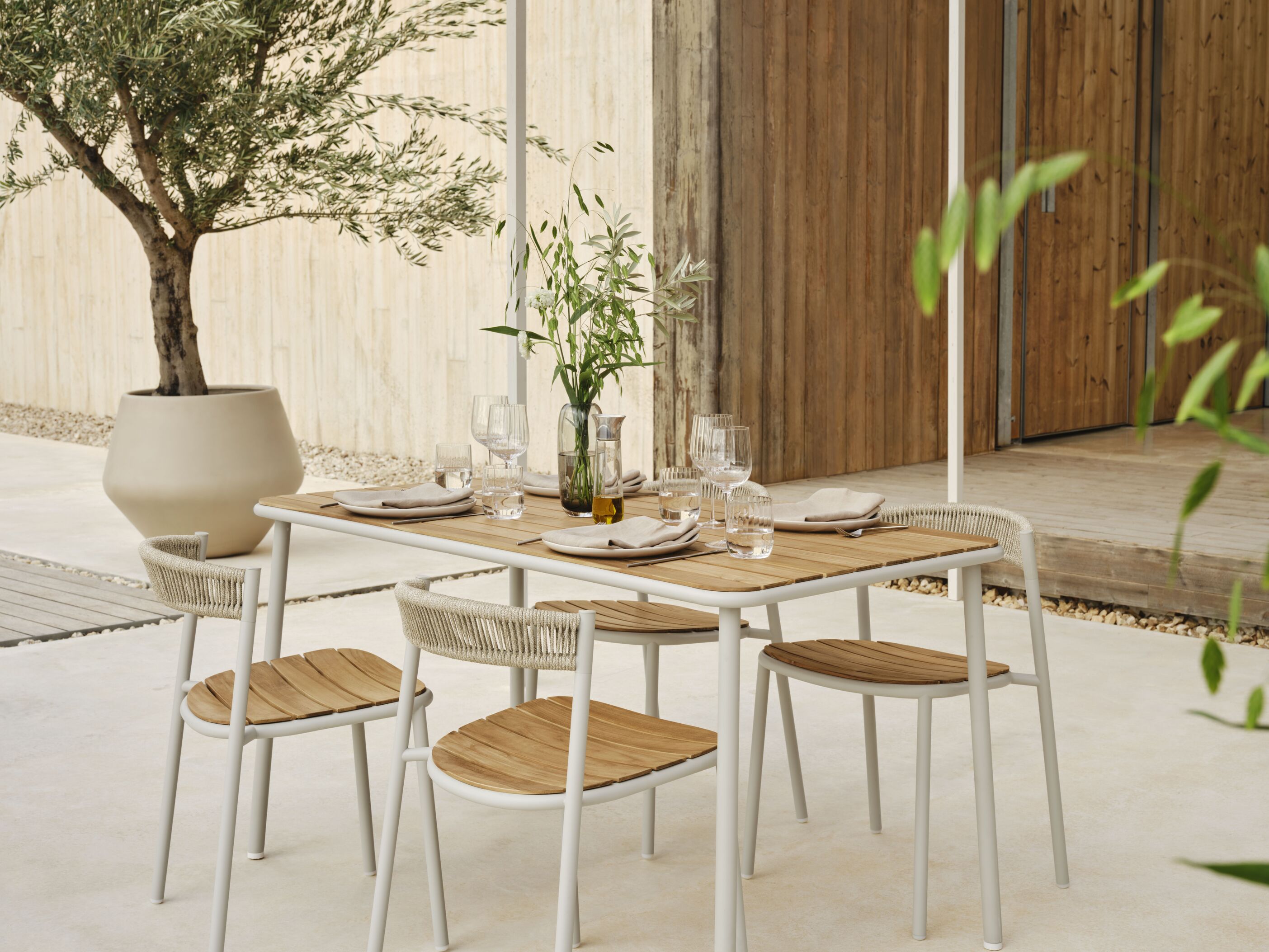 Buiten tafel KITE van hout met een grijze stalen basis