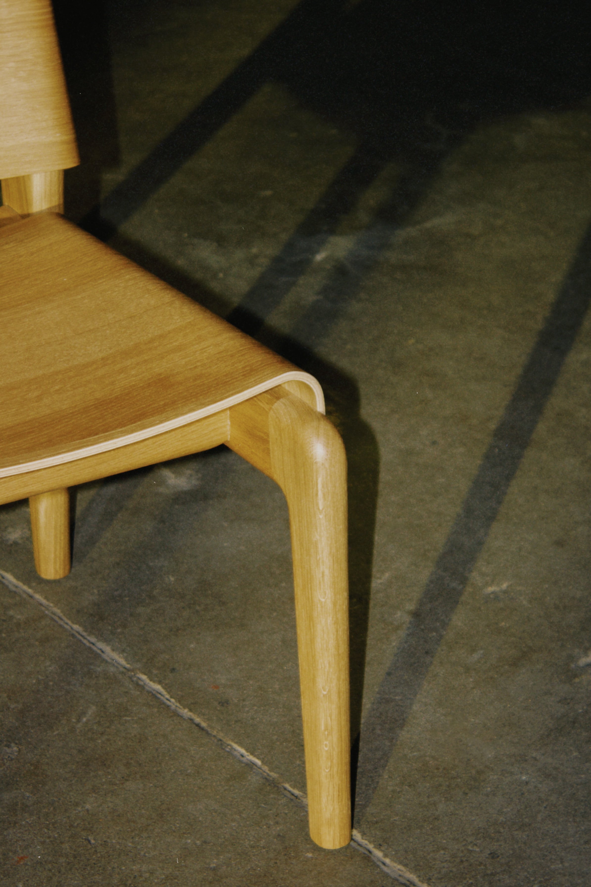 UNDIA Chair Black Oak Wood