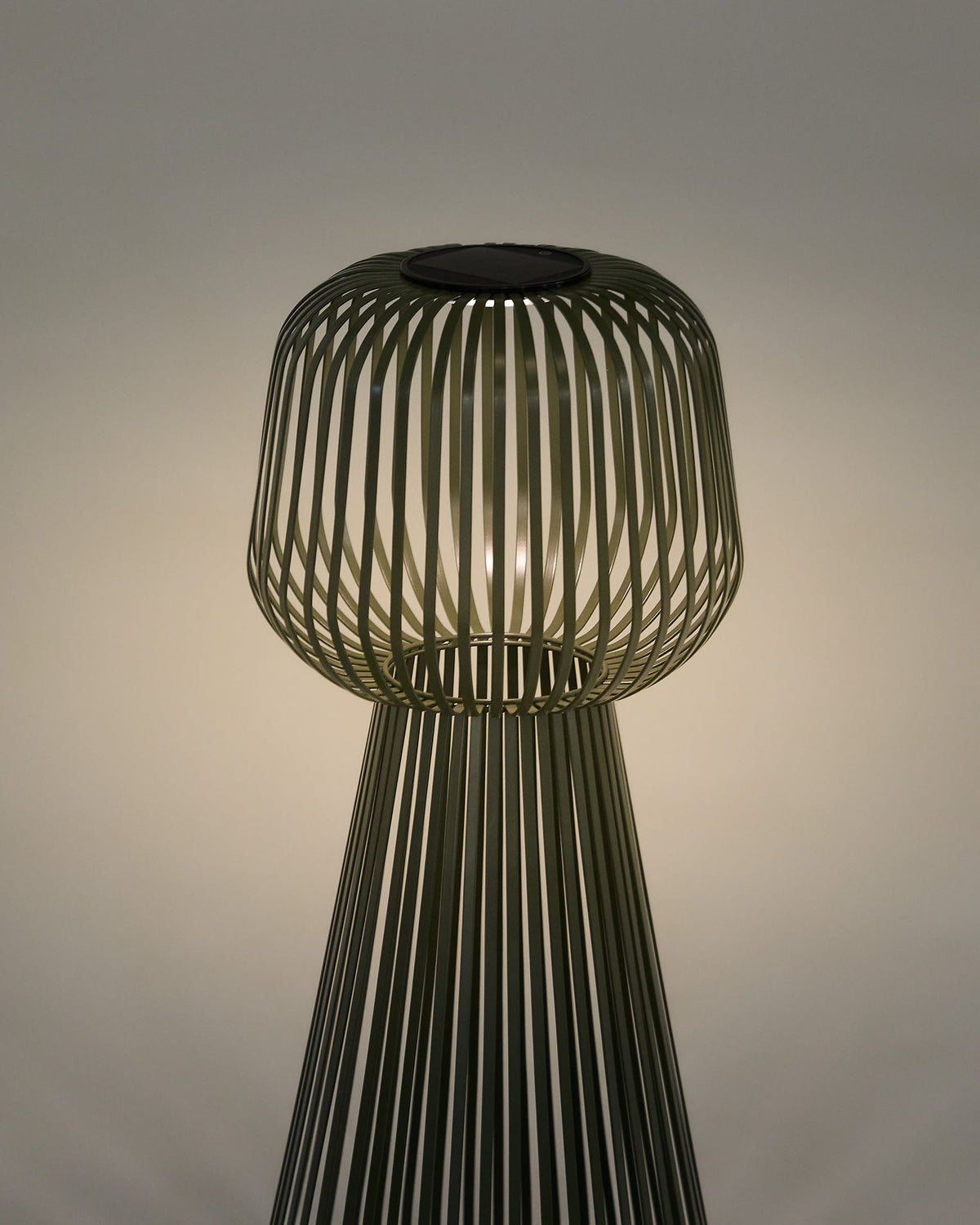 Lampa podłogowa ogrodowa solarna REIBA zielony metal – ujęcie 5