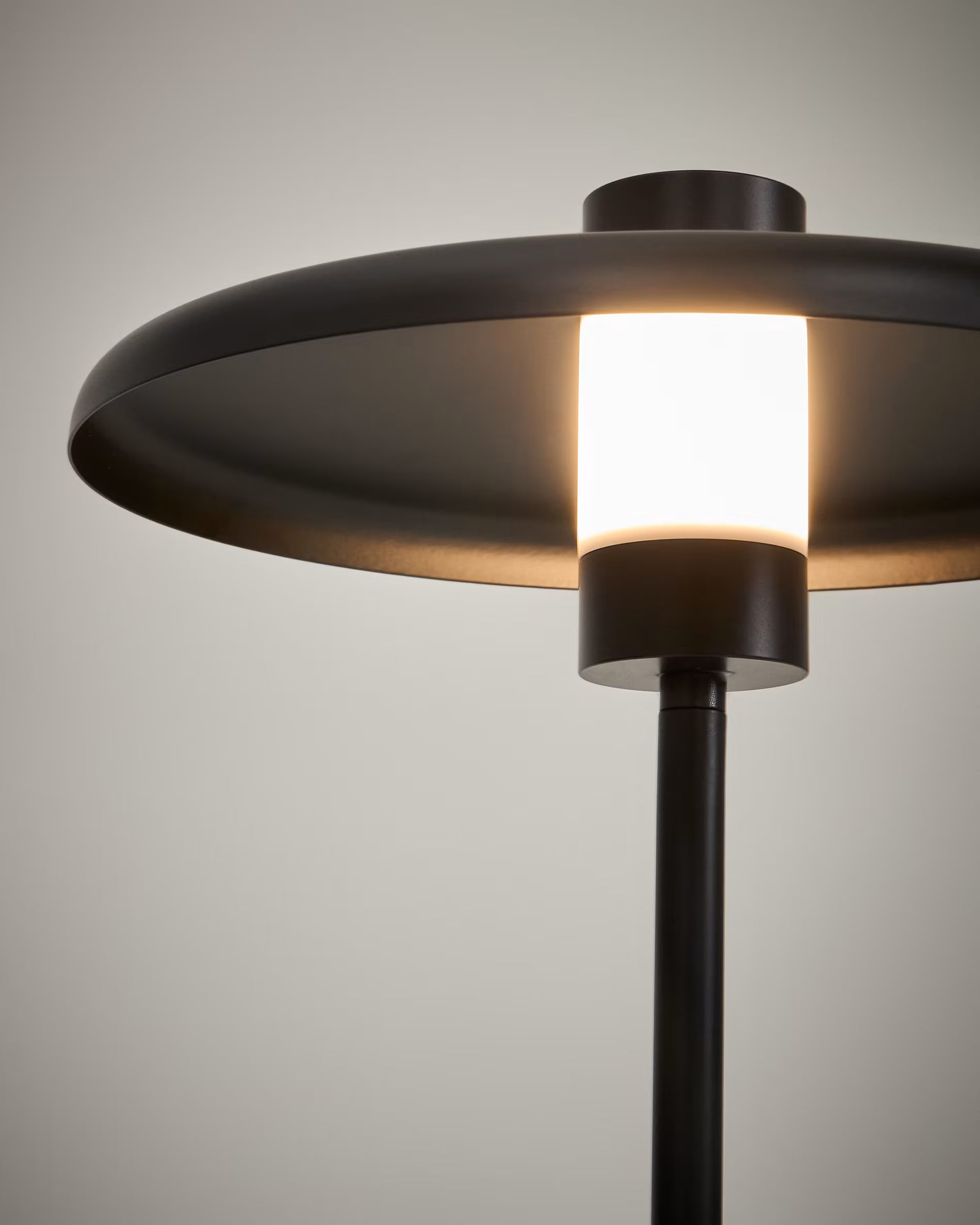 NUVIRA Floor Lamp Black