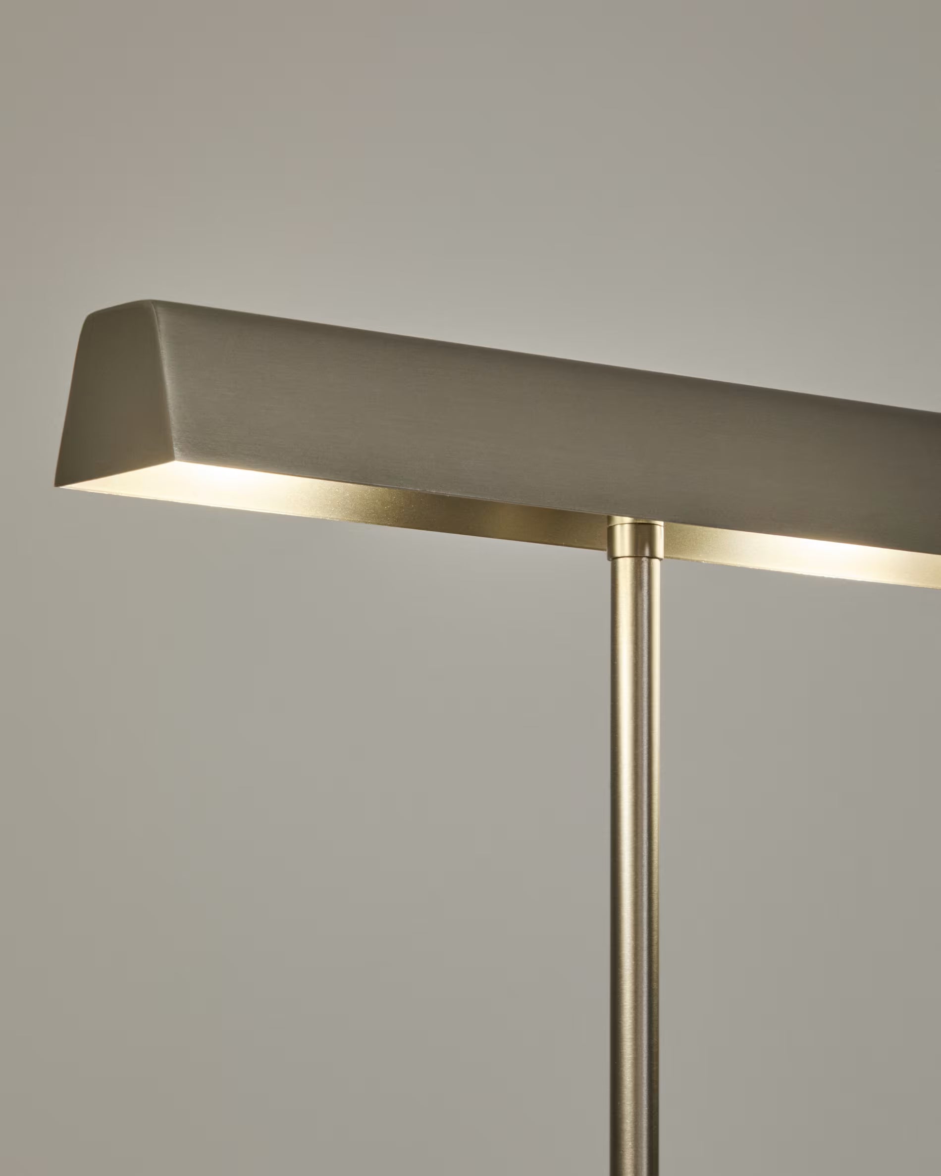 LYNOR floor lamp silver with a white marble base