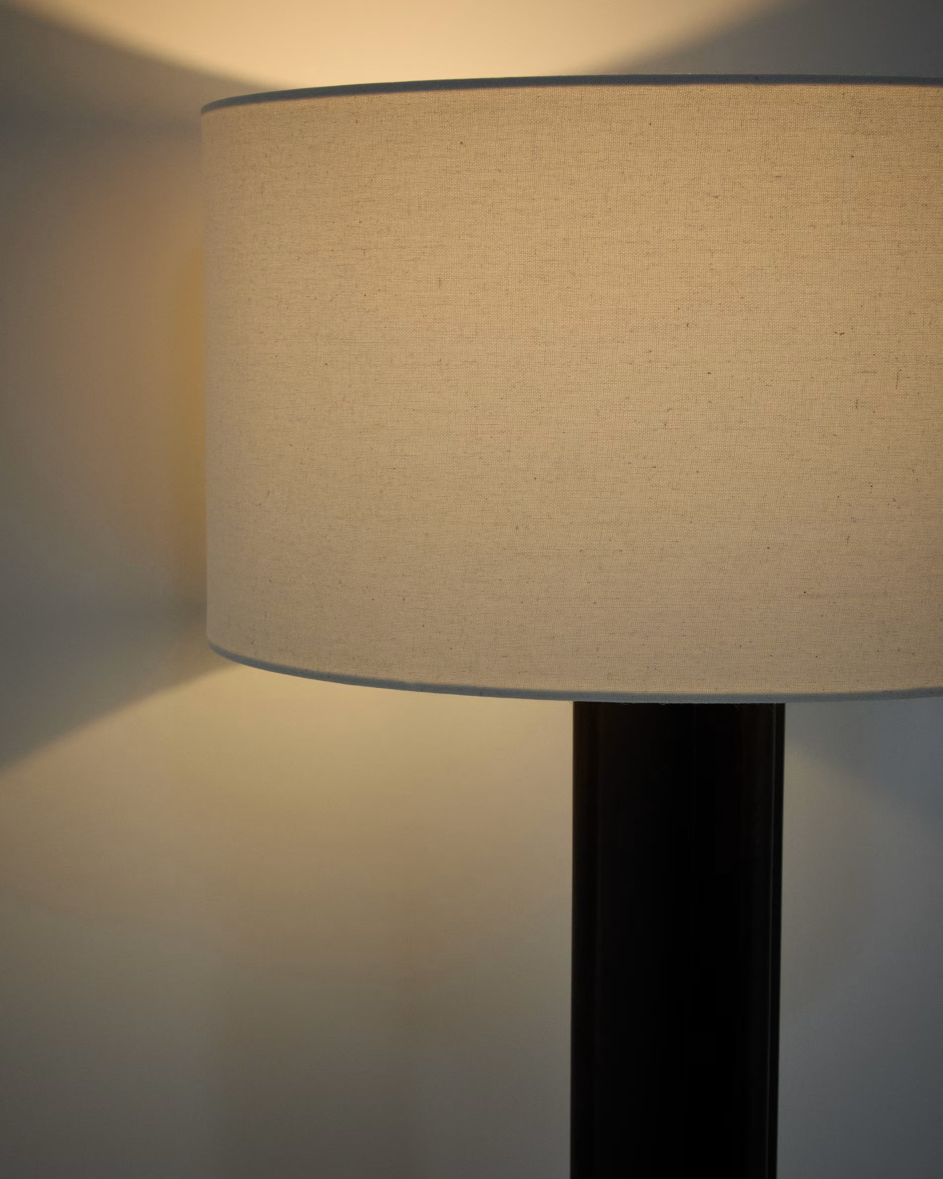 Vloerlamp NIANI grijs met donkere houten voet
