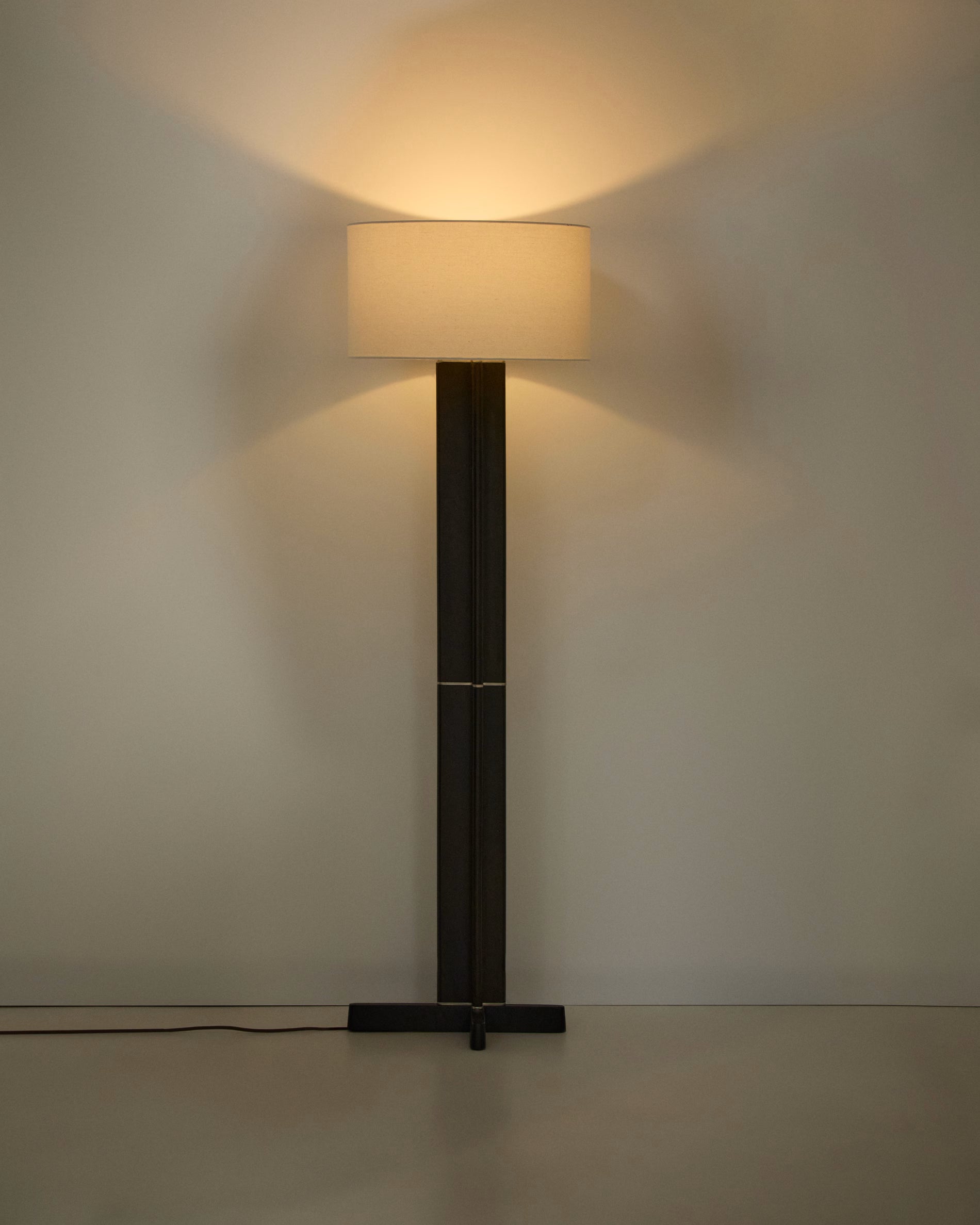 Vloerlamp NIANI grijs met donkere houten voet