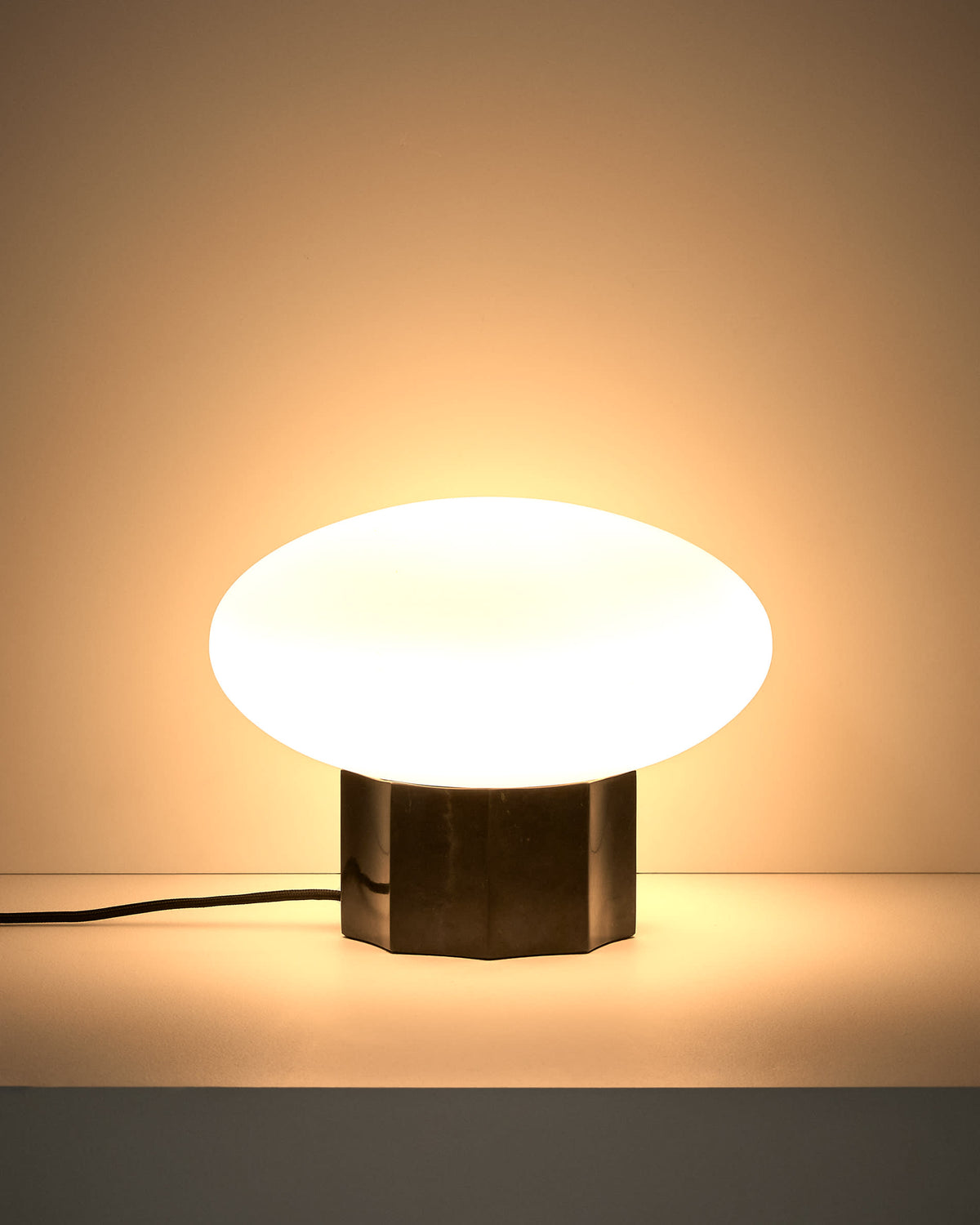 Lampa stołowa IDELA czarny marmur i przydymione szkło – ujęcie 13