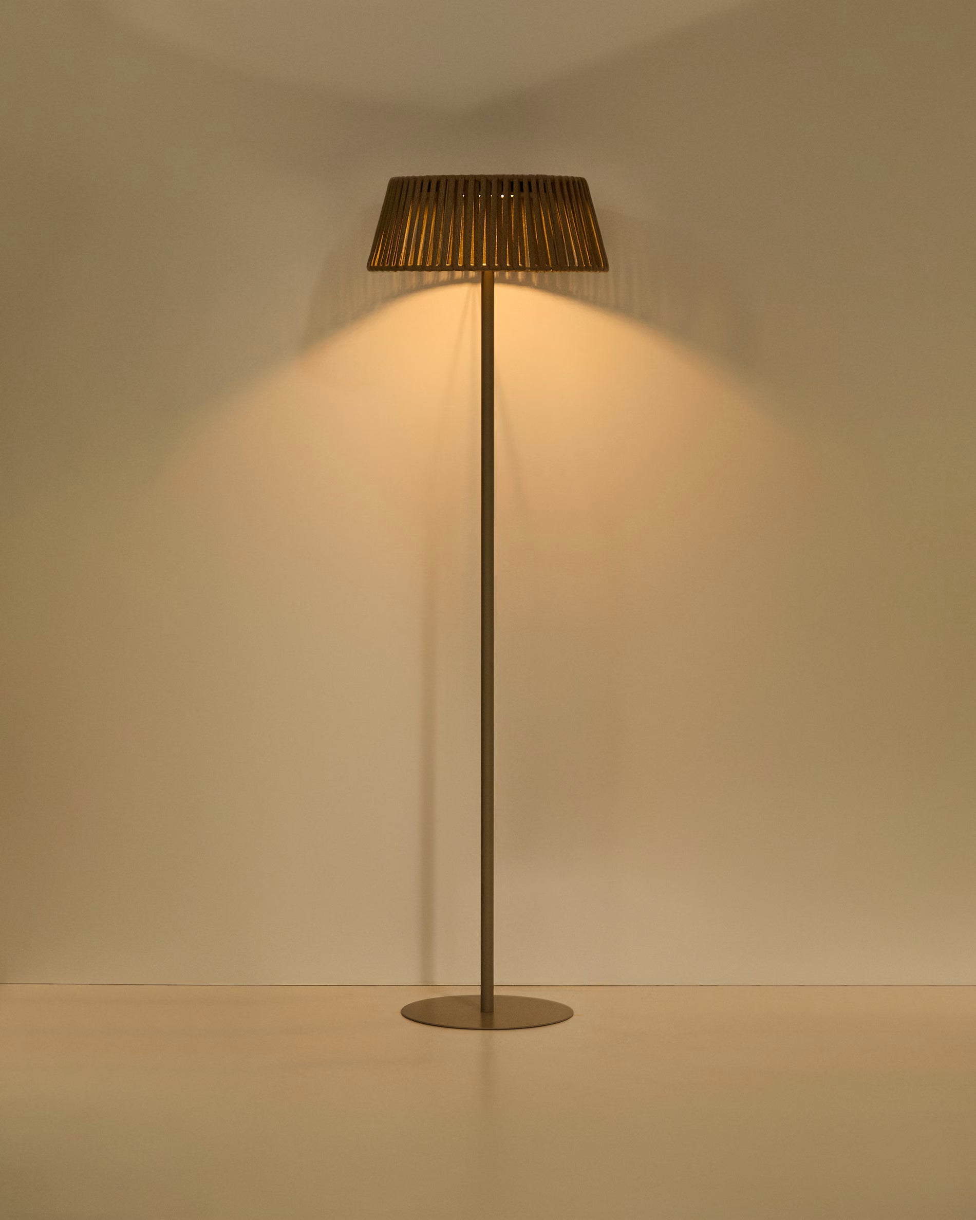 Lampa ogrodowa podłogowa solarna ALDET beżowy na taras i do ogrodu – Kave Home