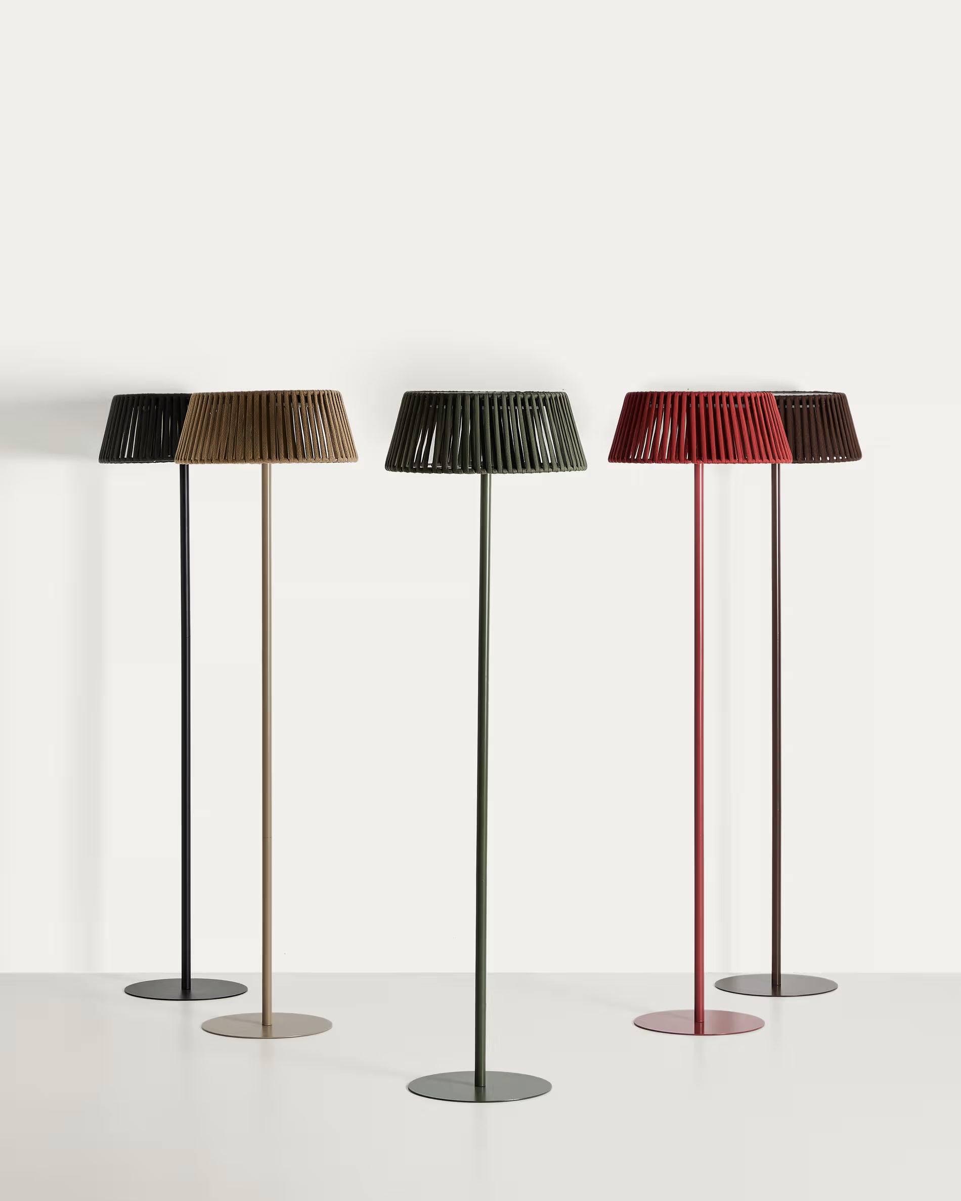 Lampa ogrodowa podłogowa solarna ALDET terakota – plecionka i metal