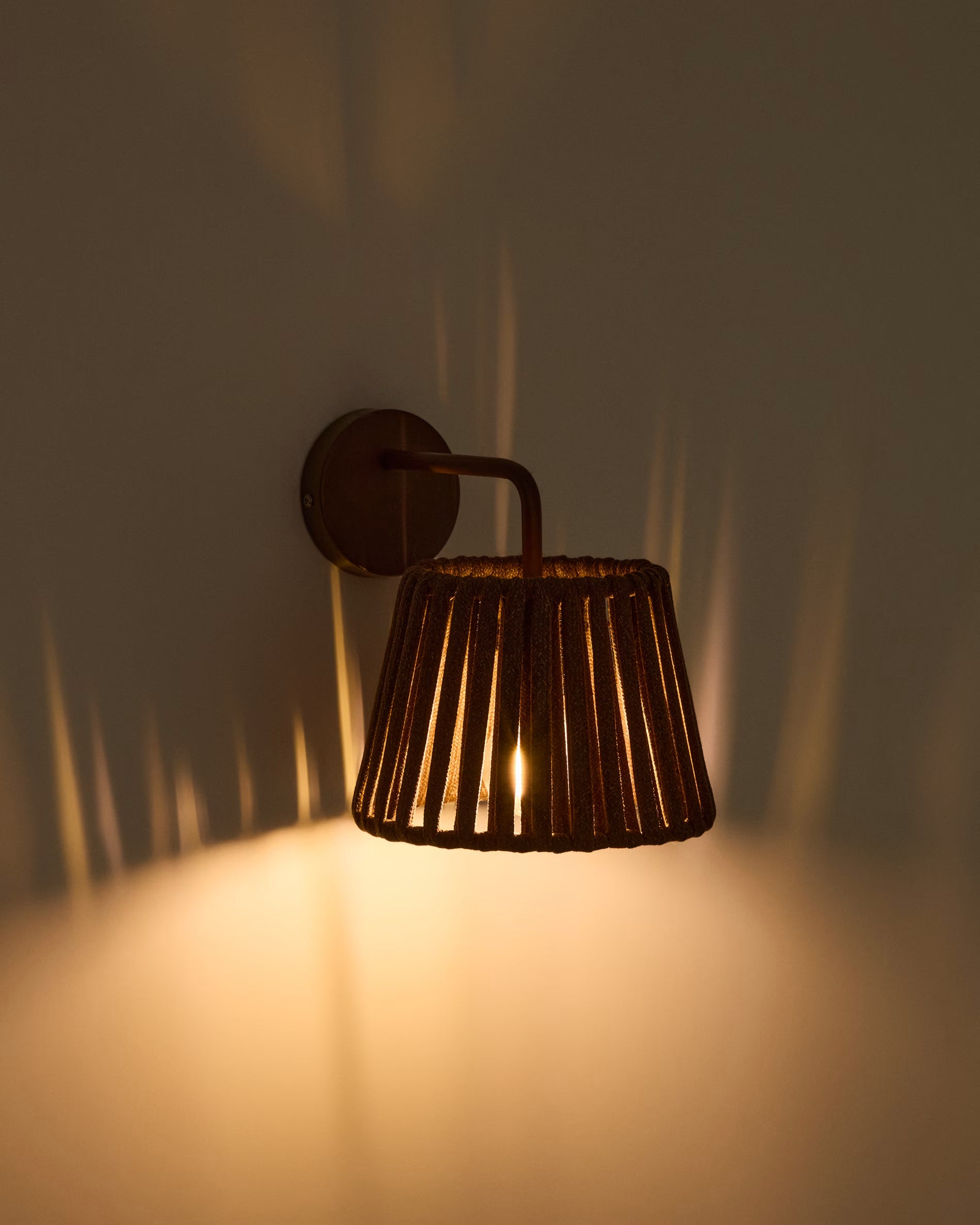 Lampa ogrodowa ścienna solarna ALDET brązowy – Kave Home