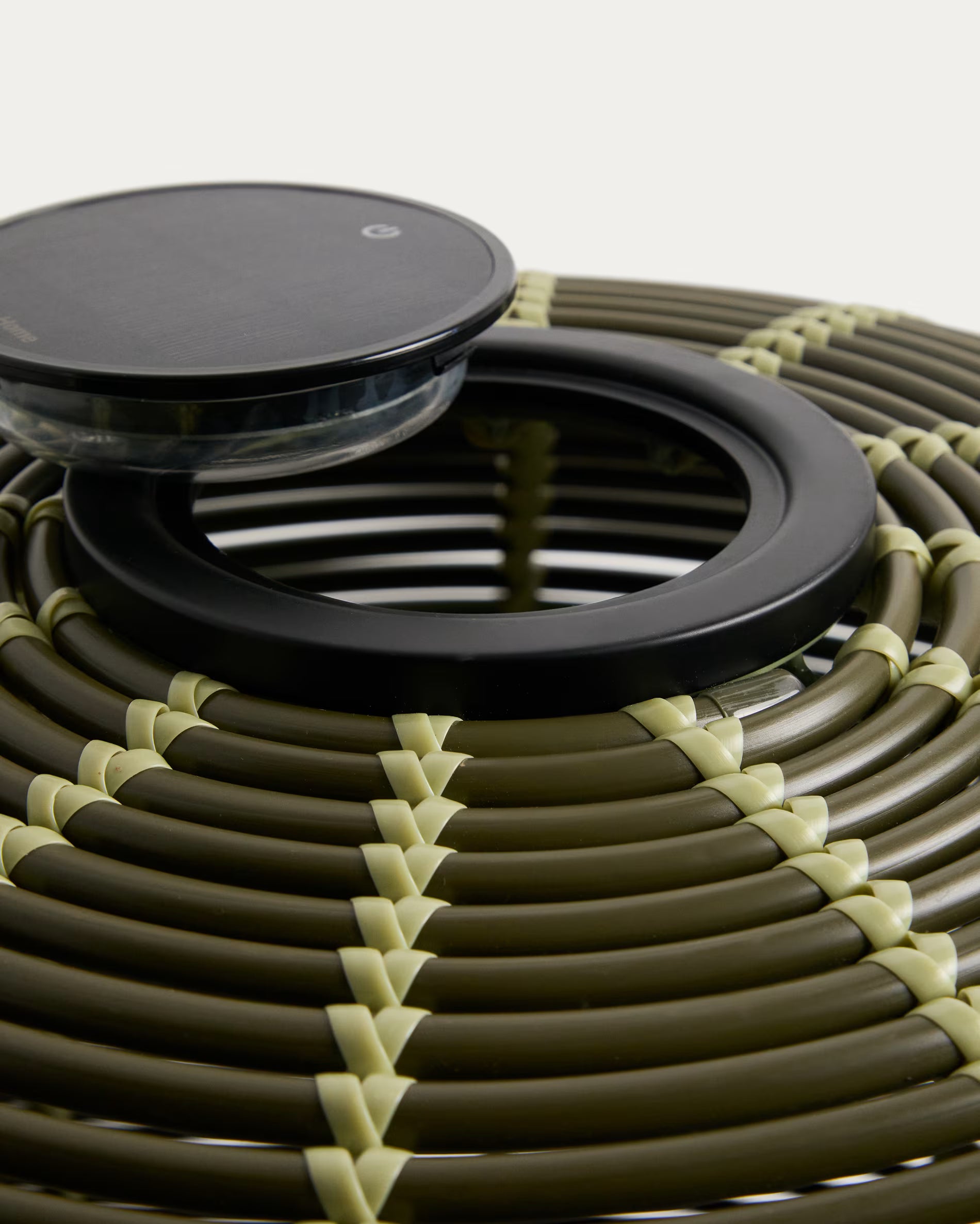 Lampa ogrodowa solarna GAROINA zielony syntetyczny rattan – Kave Home