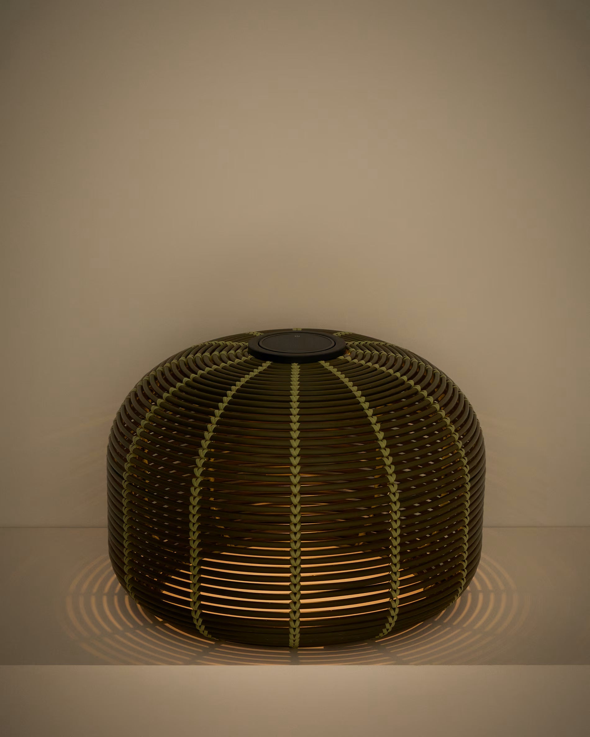 Lampa ogrodowa solarna GAROINA zielony syntetyczny rattan – Kave Home
